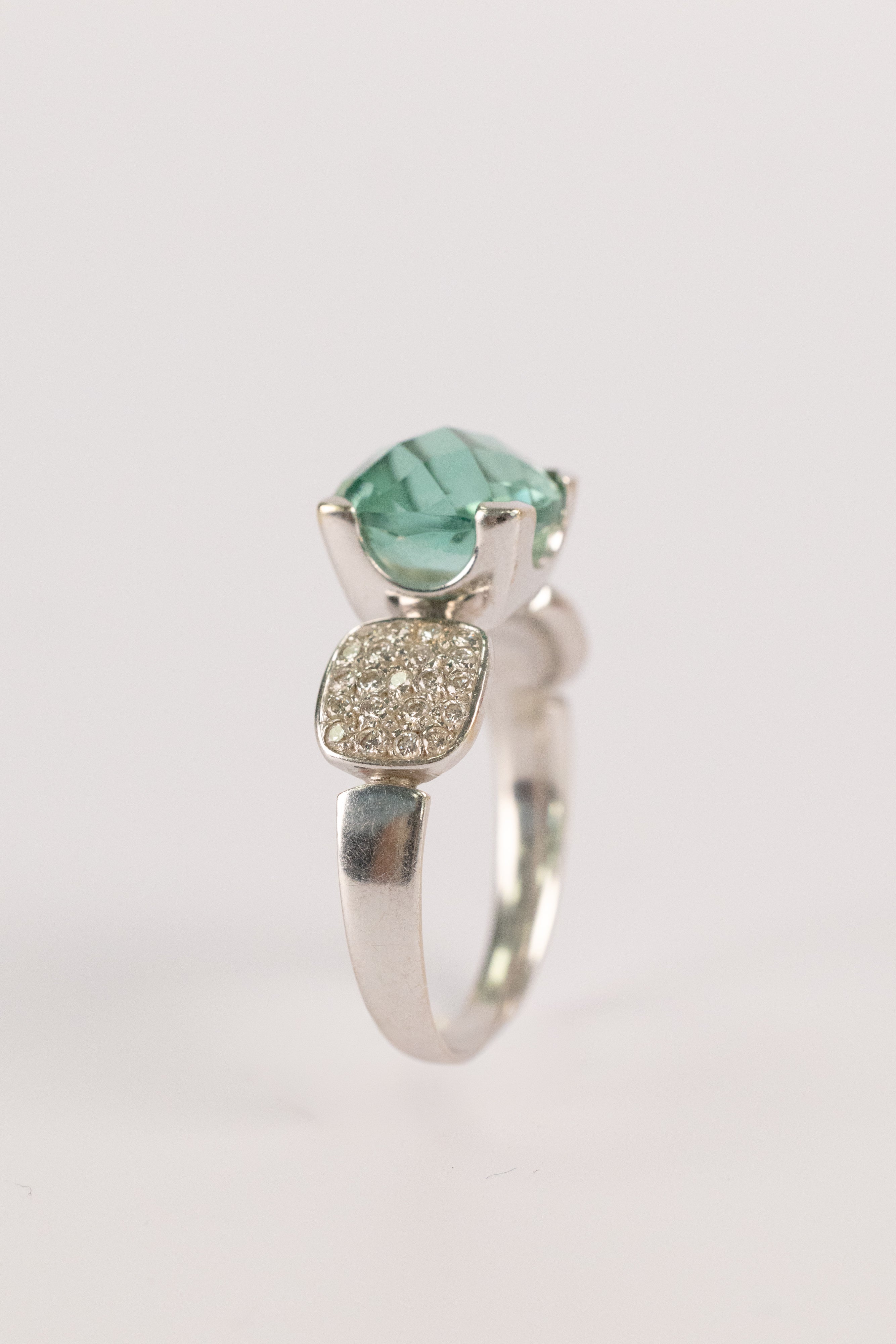Bague Contemporaine En Or Blanc, Topaze Bleu Clair Et Diamants