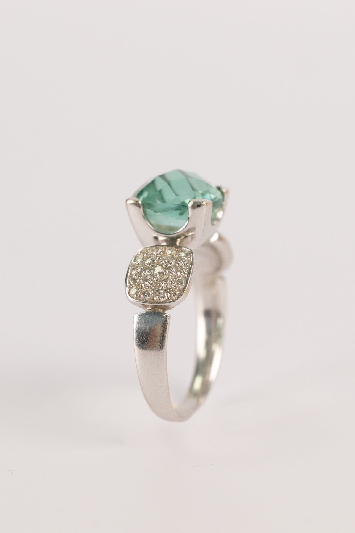 Bague Contemporaine En Or Blanc, Topaze Bleu Clair Et Diamants
