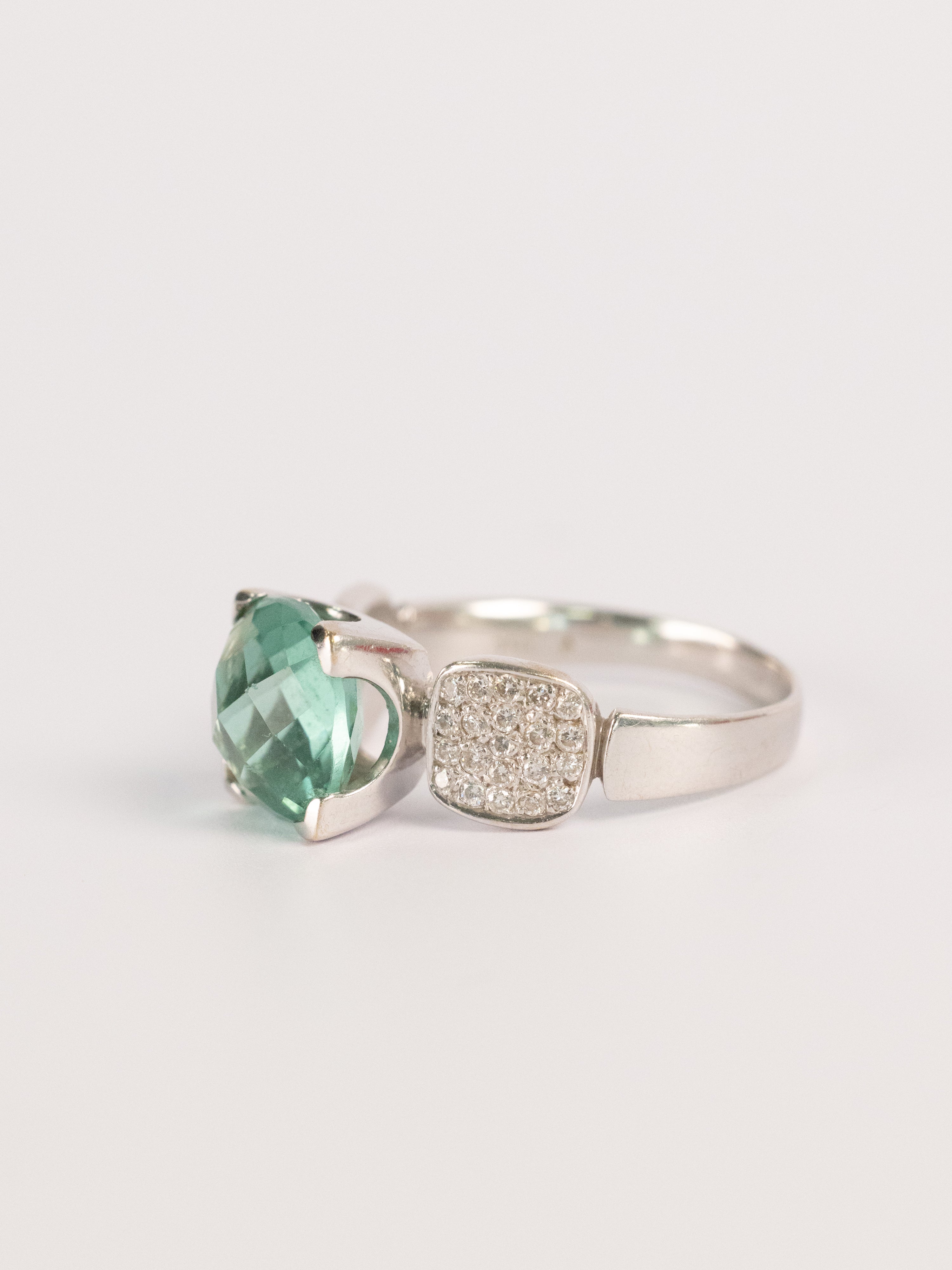 Bague Contemporaine En Or Blanc, Topaze Bleu Clair Et Diamants