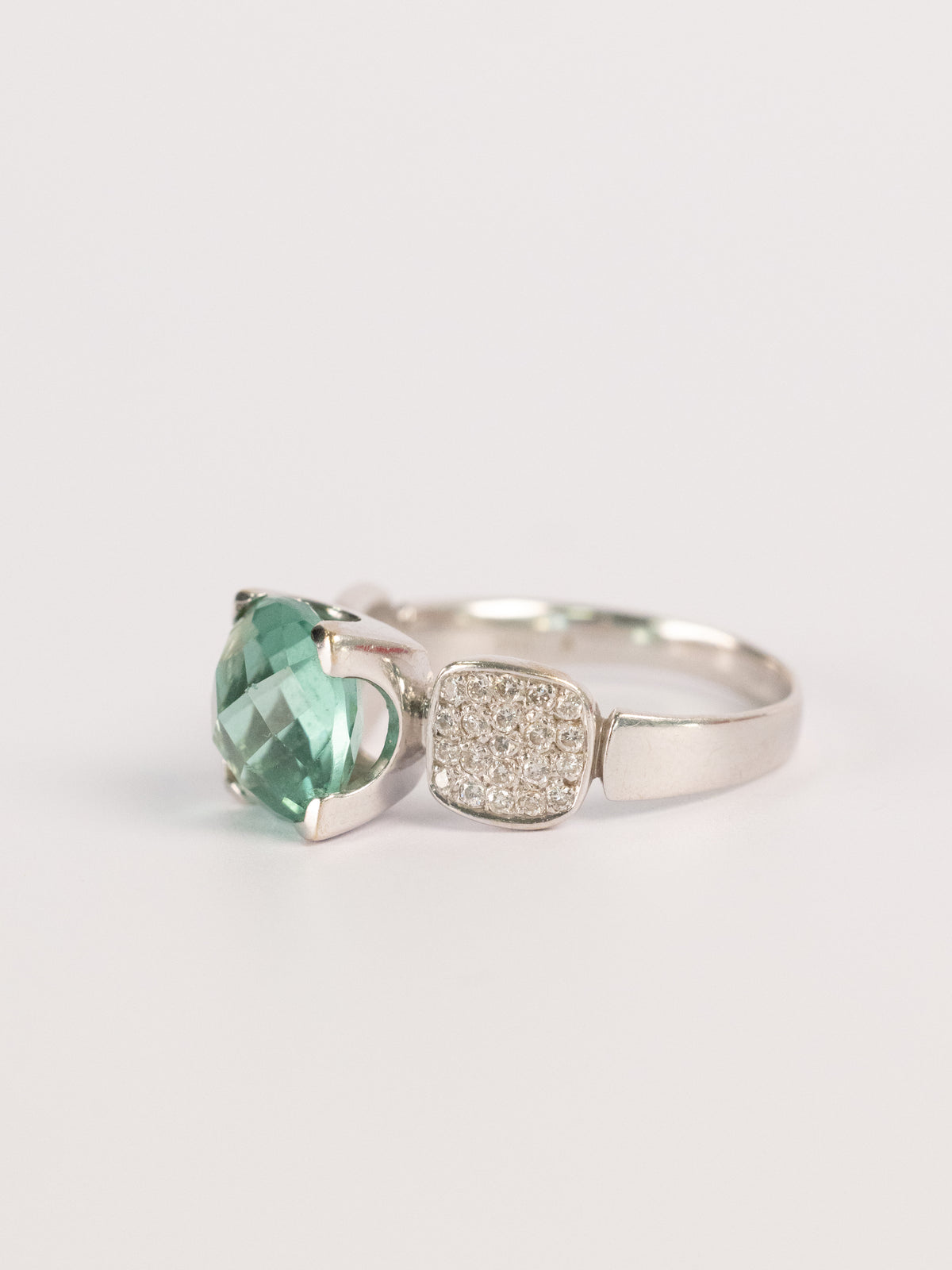 Bague Contemporaine En Or Blanc, Topaze Bleu Clair Et Diamants