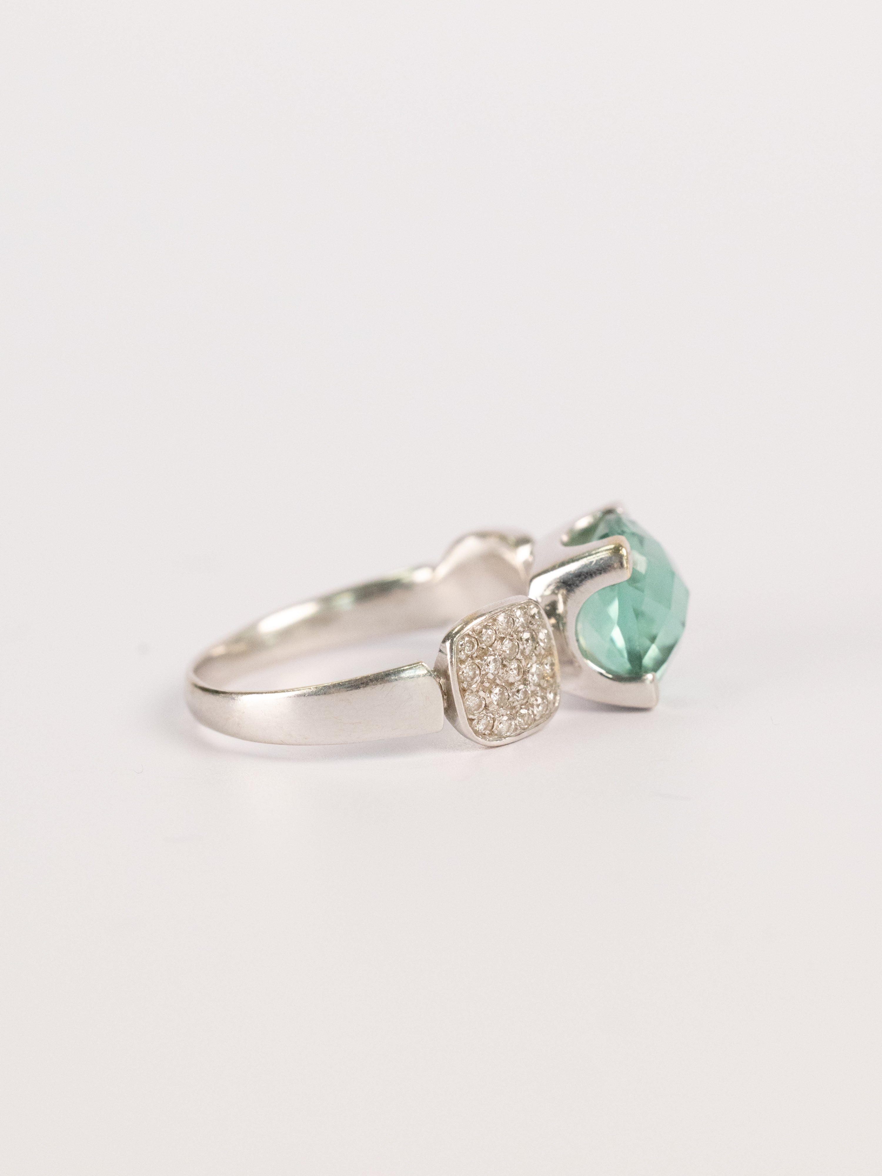 Bague Contemporaine En Or Blanc, Topaze Bleu Clair Et Diamants