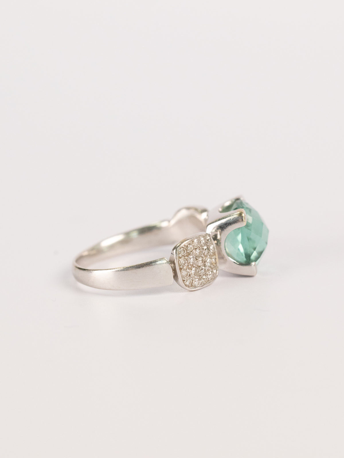 Bague Contemporaine En Or Blanc, Topaze Bleu Clair Et Diamants