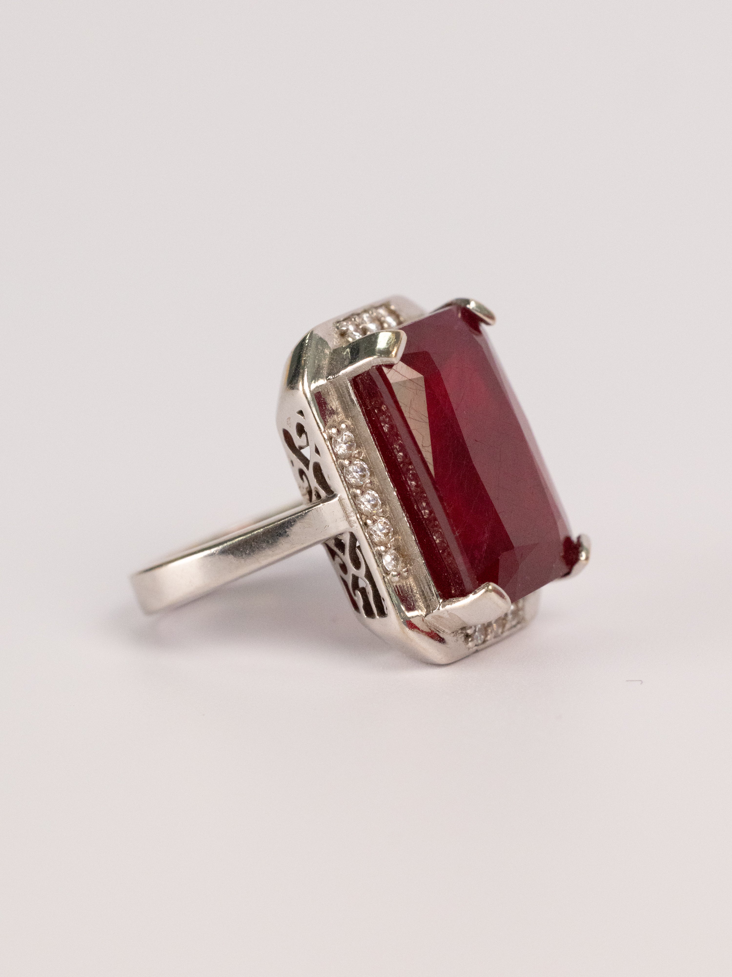Bague Vintage En Or Blanc Et Rubis