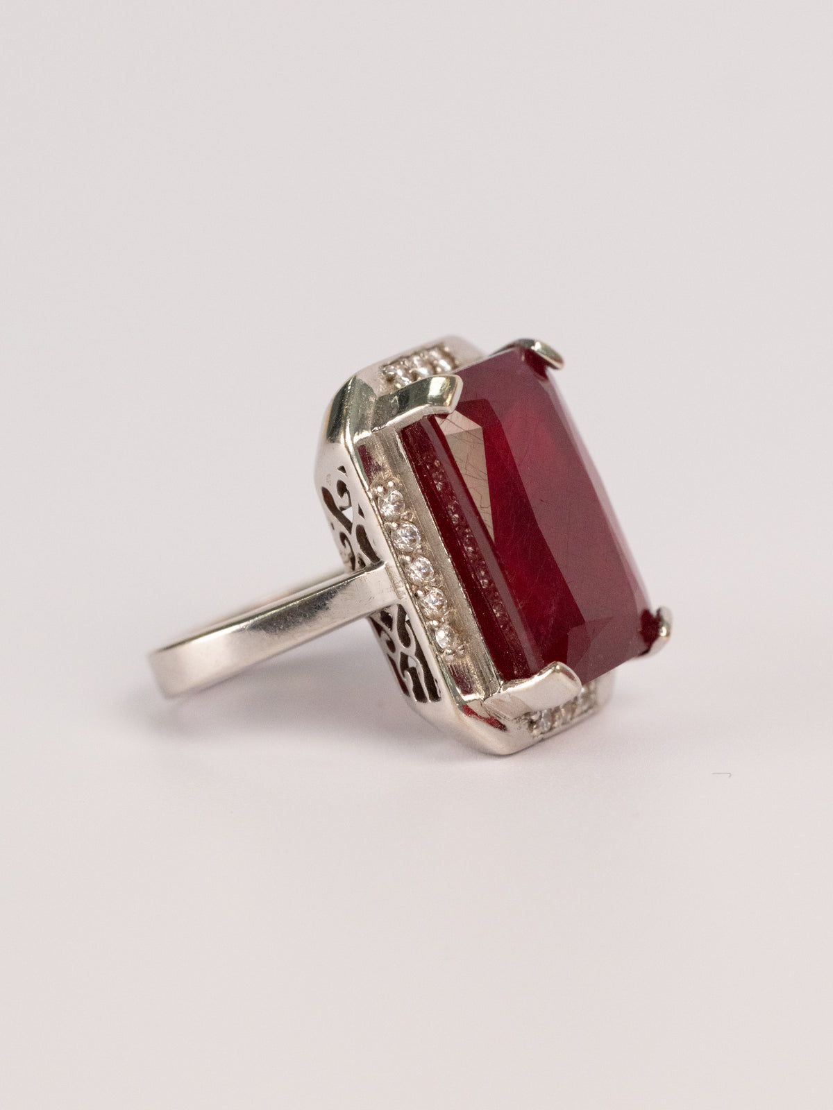 Bague Vintage En Or Blanc Et Rubis