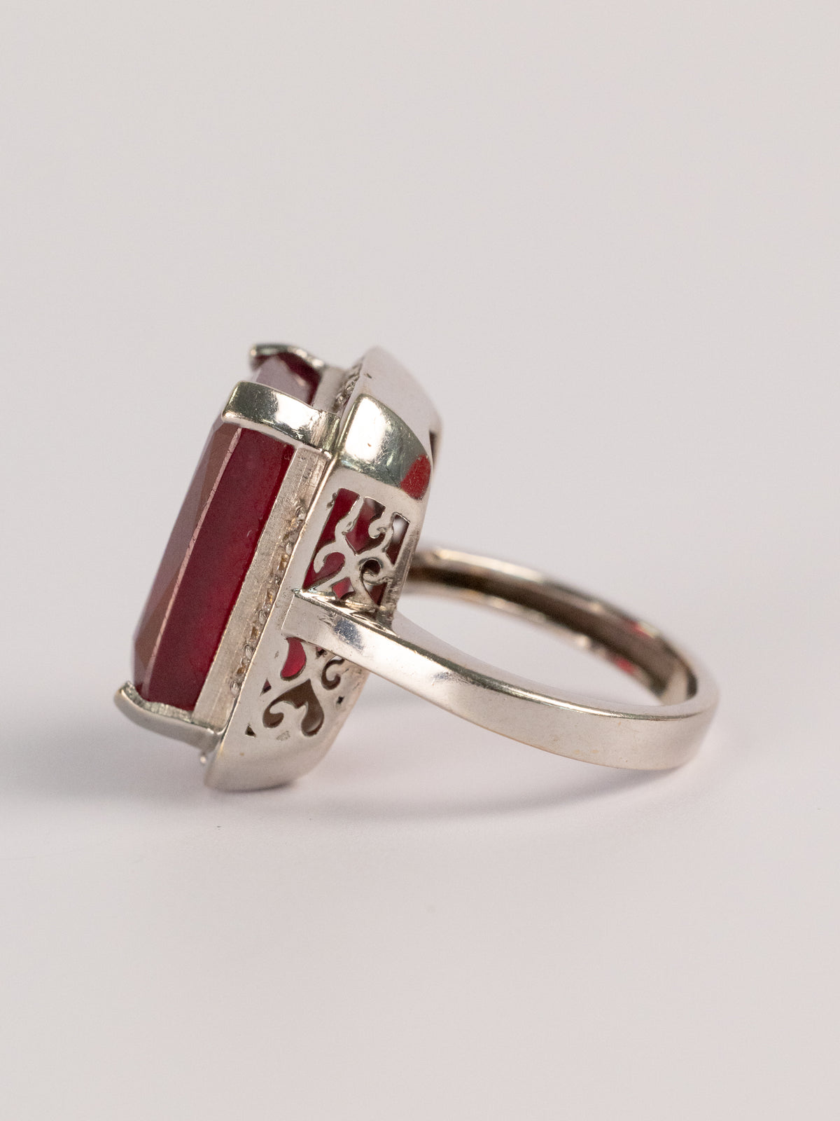 Bague Vintage En Or Blanc Et Rubis