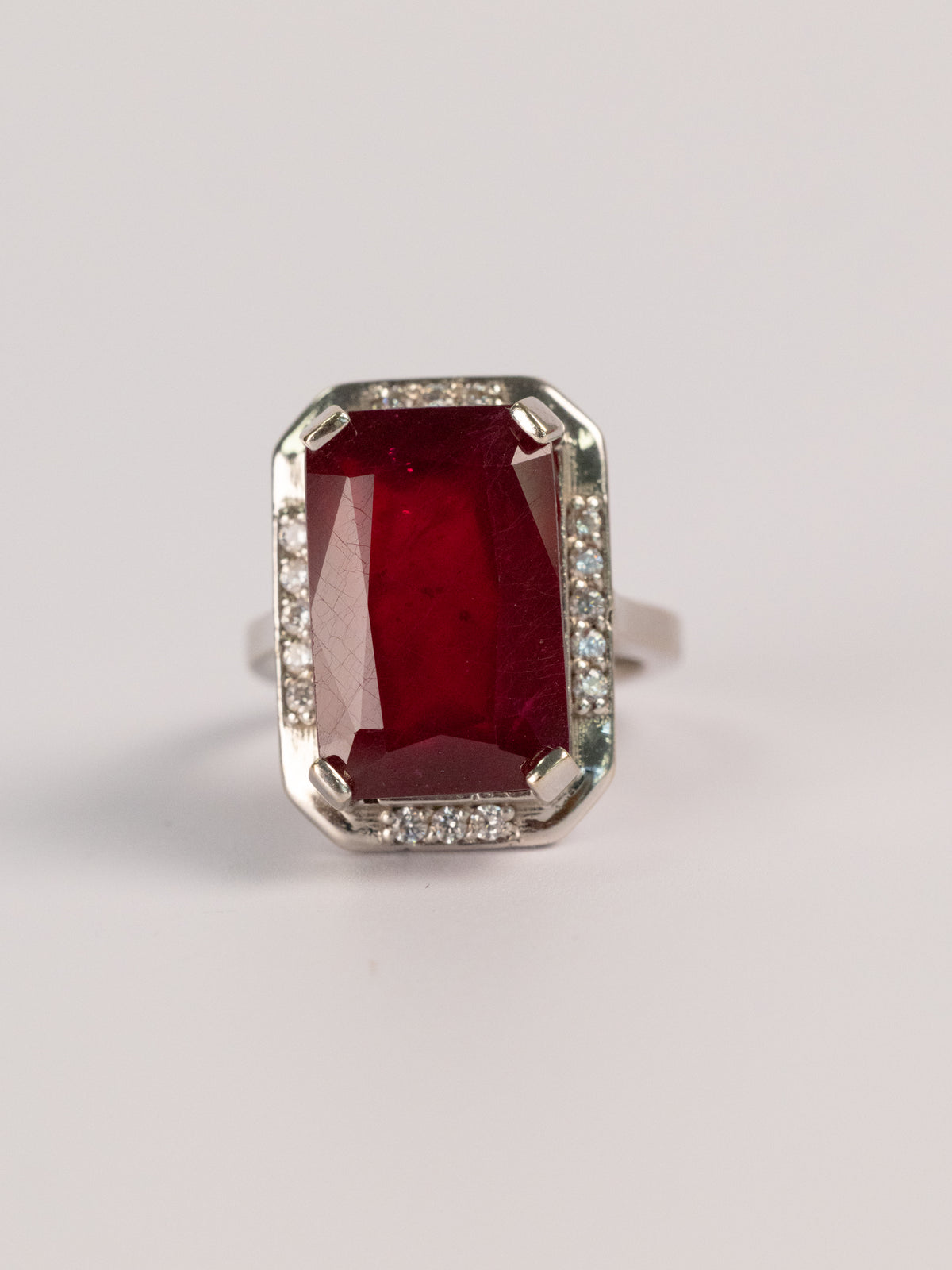 Bague Vintage En Or Blanc Et Rubis