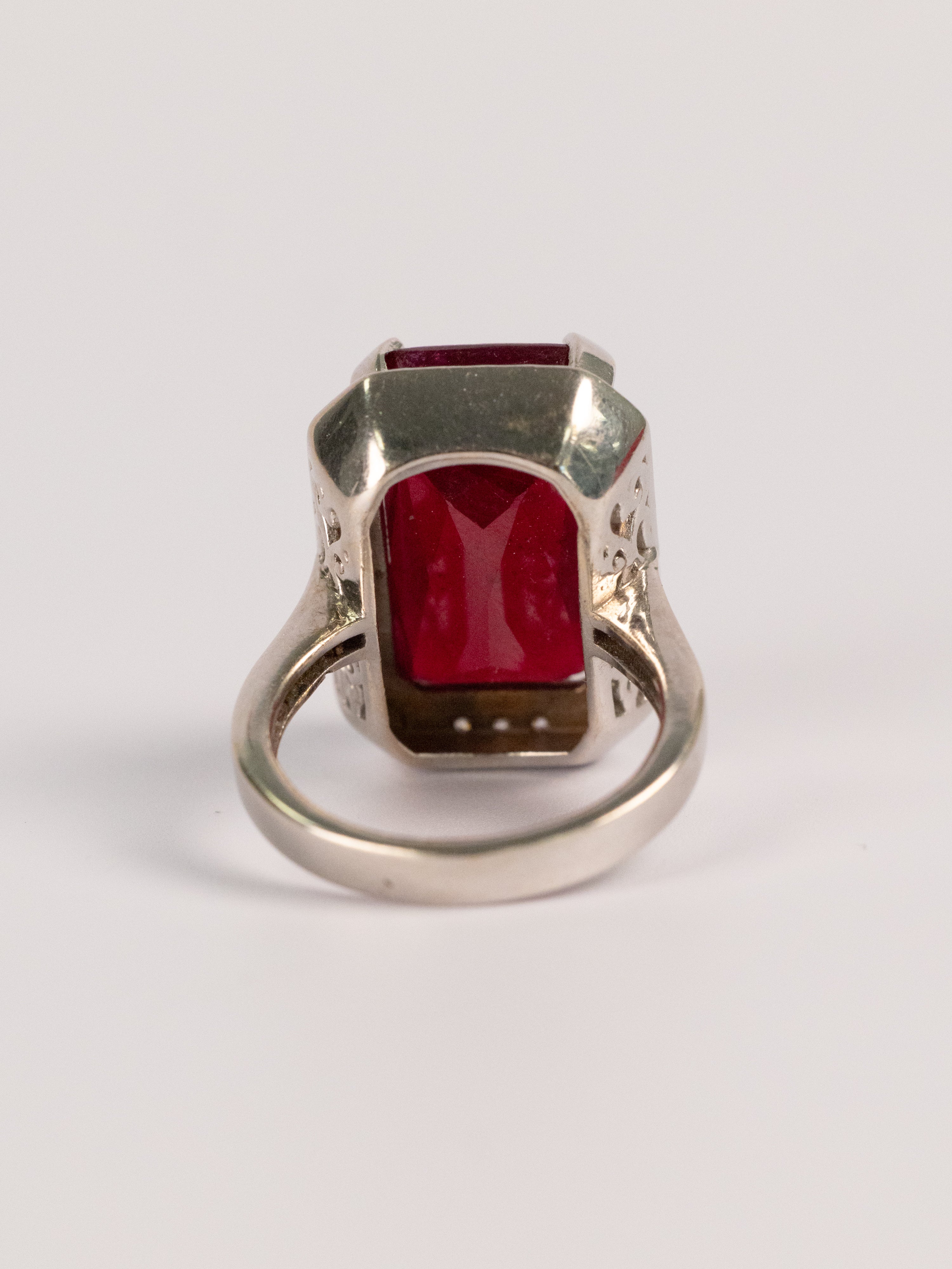 Bague Vintage En Or Blanc Et Rubis