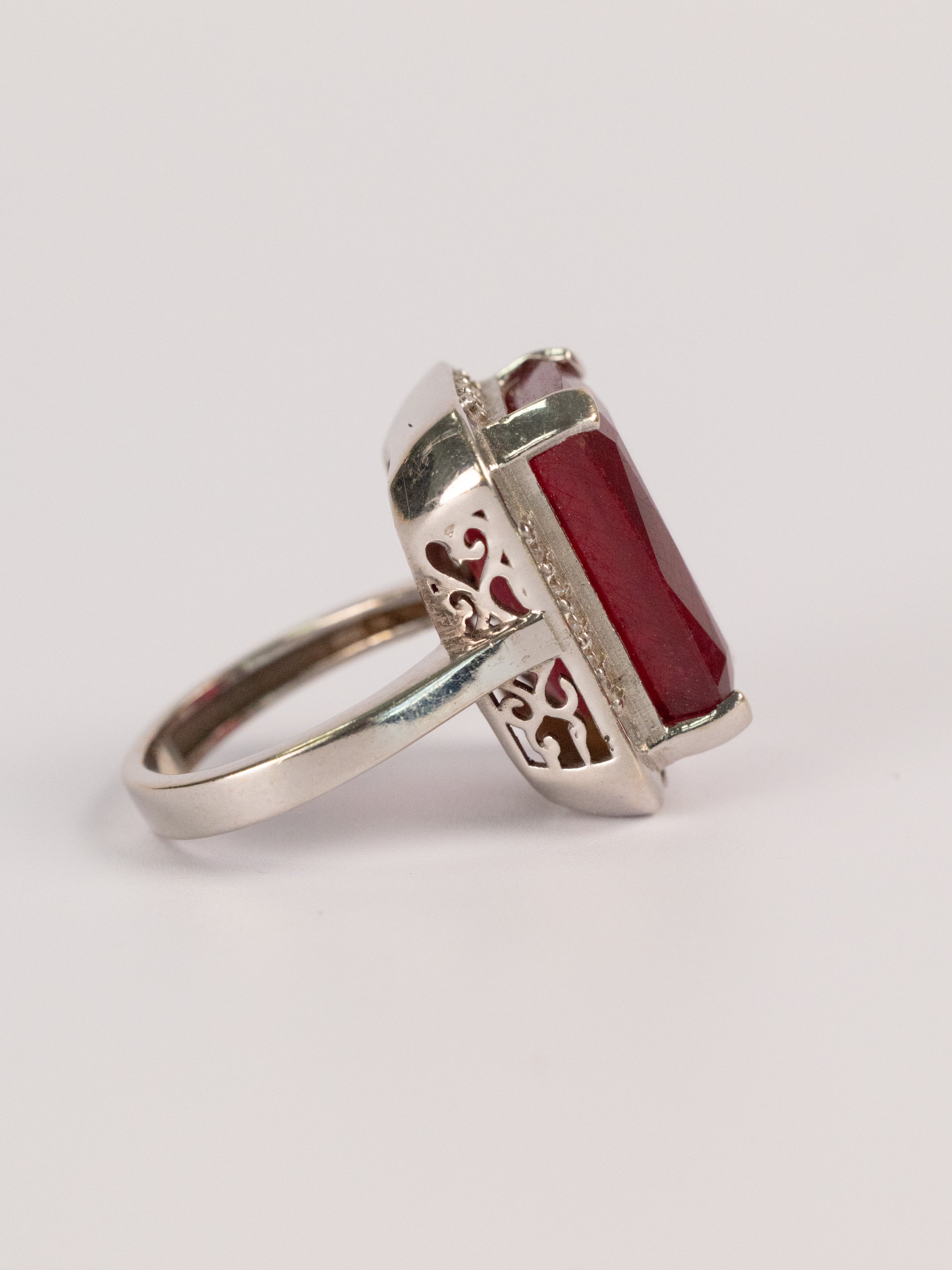 Bague Vintage En Or Blanc Et Rubis