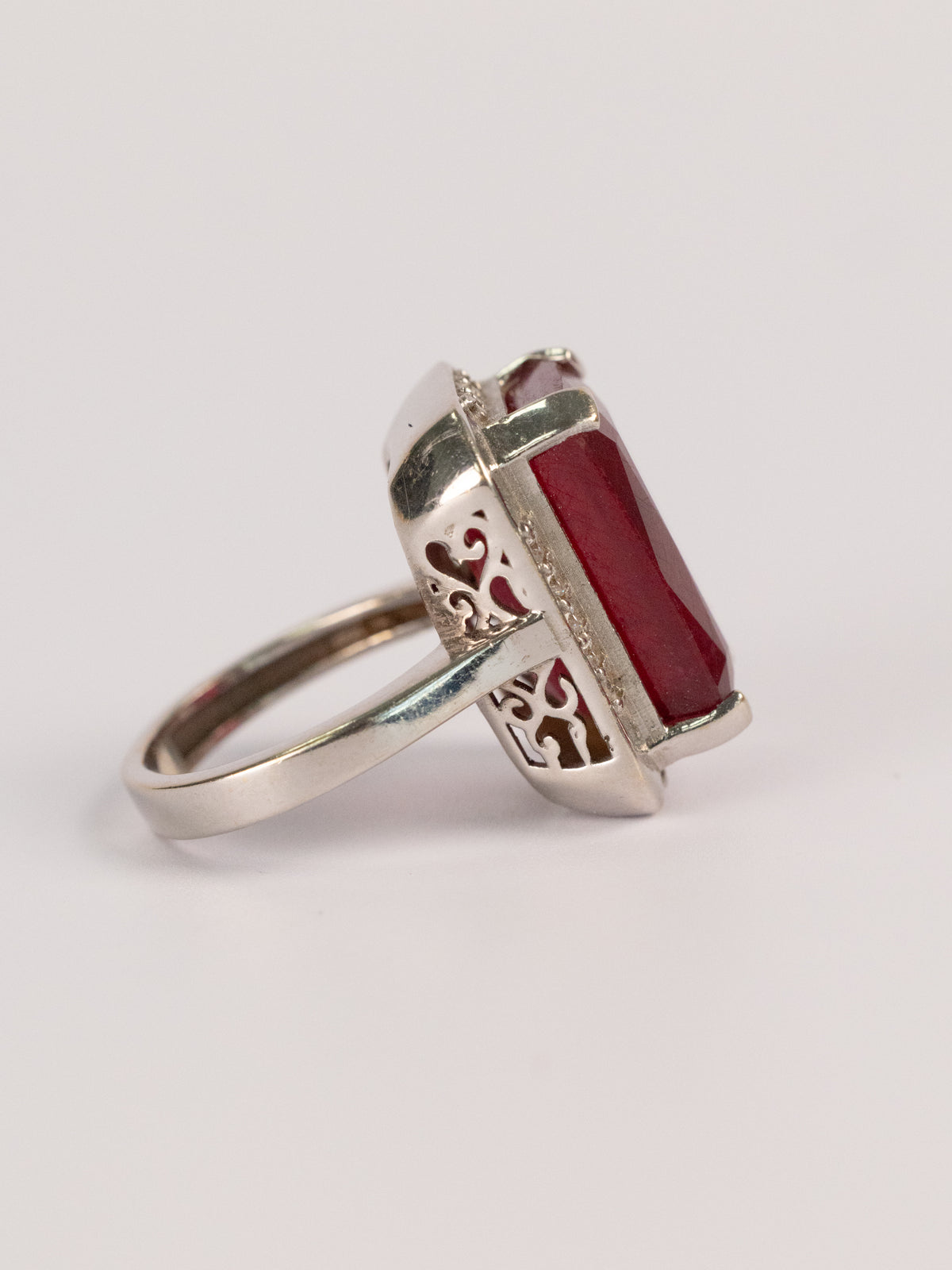 Bague Vintage En Or Blanc Et Rubis