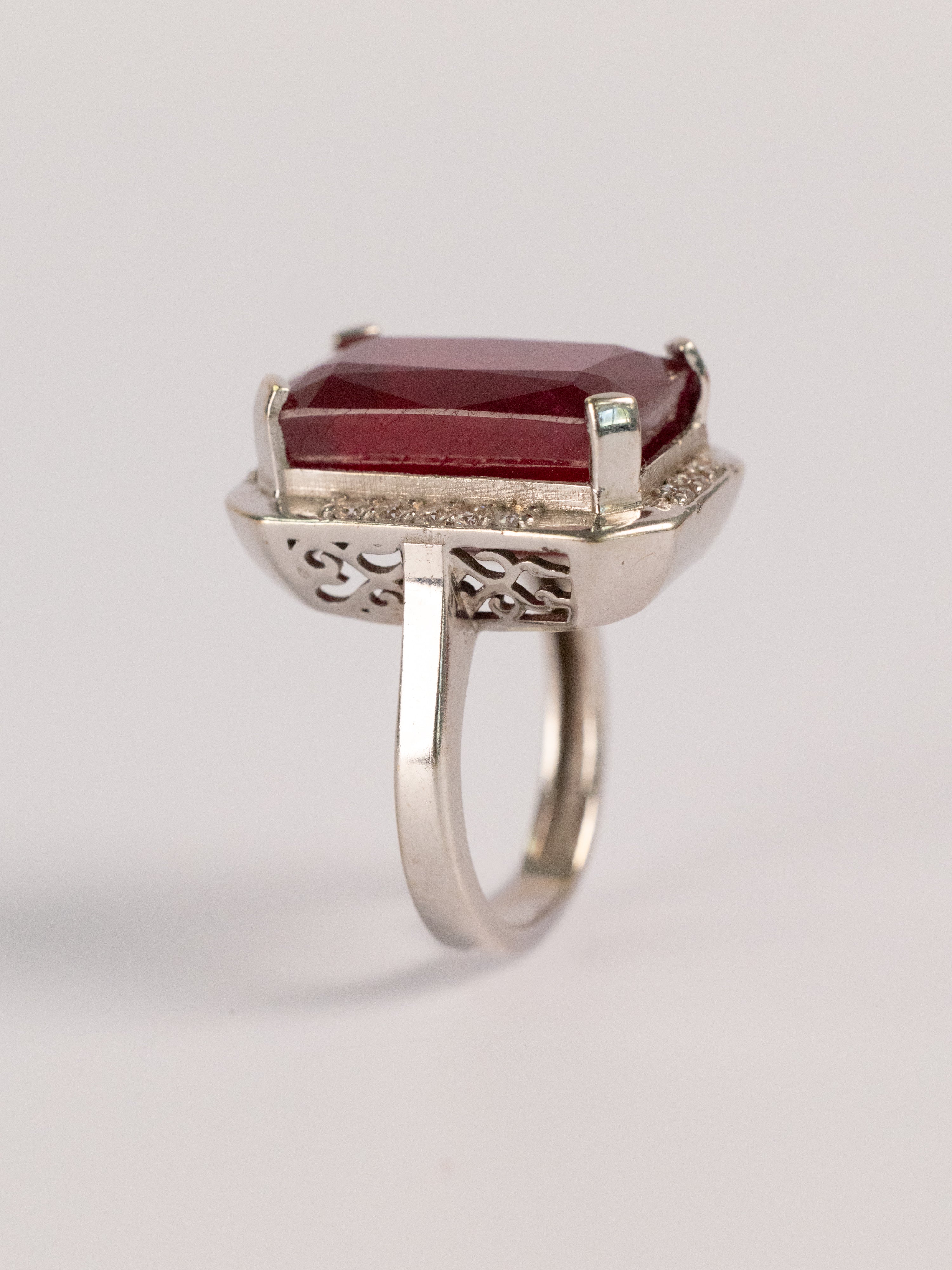 Bague Vintage En Or Blanc Et Rubis