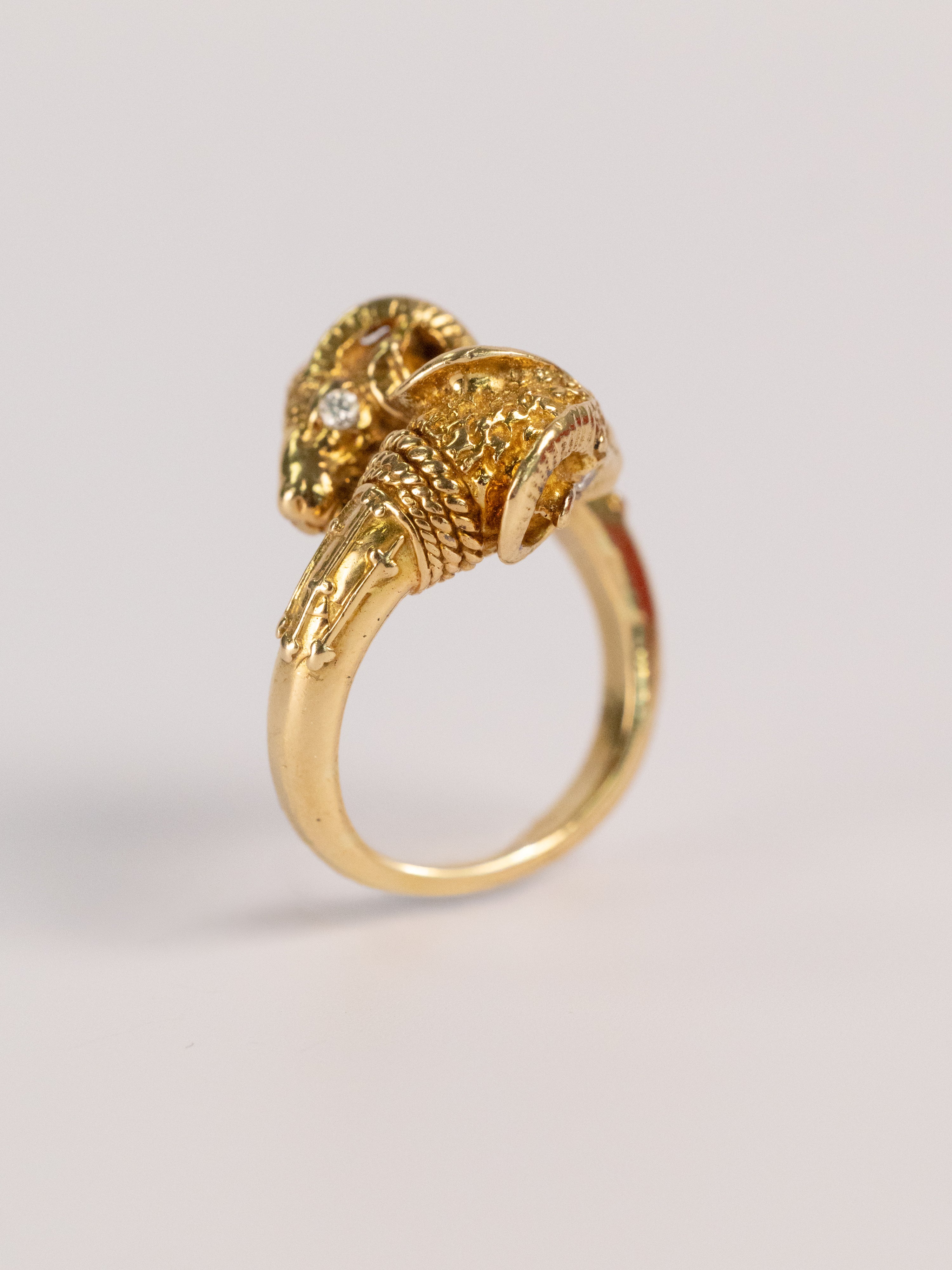 Bague Vintage En Or Jaune Aux Têtes De Béliers