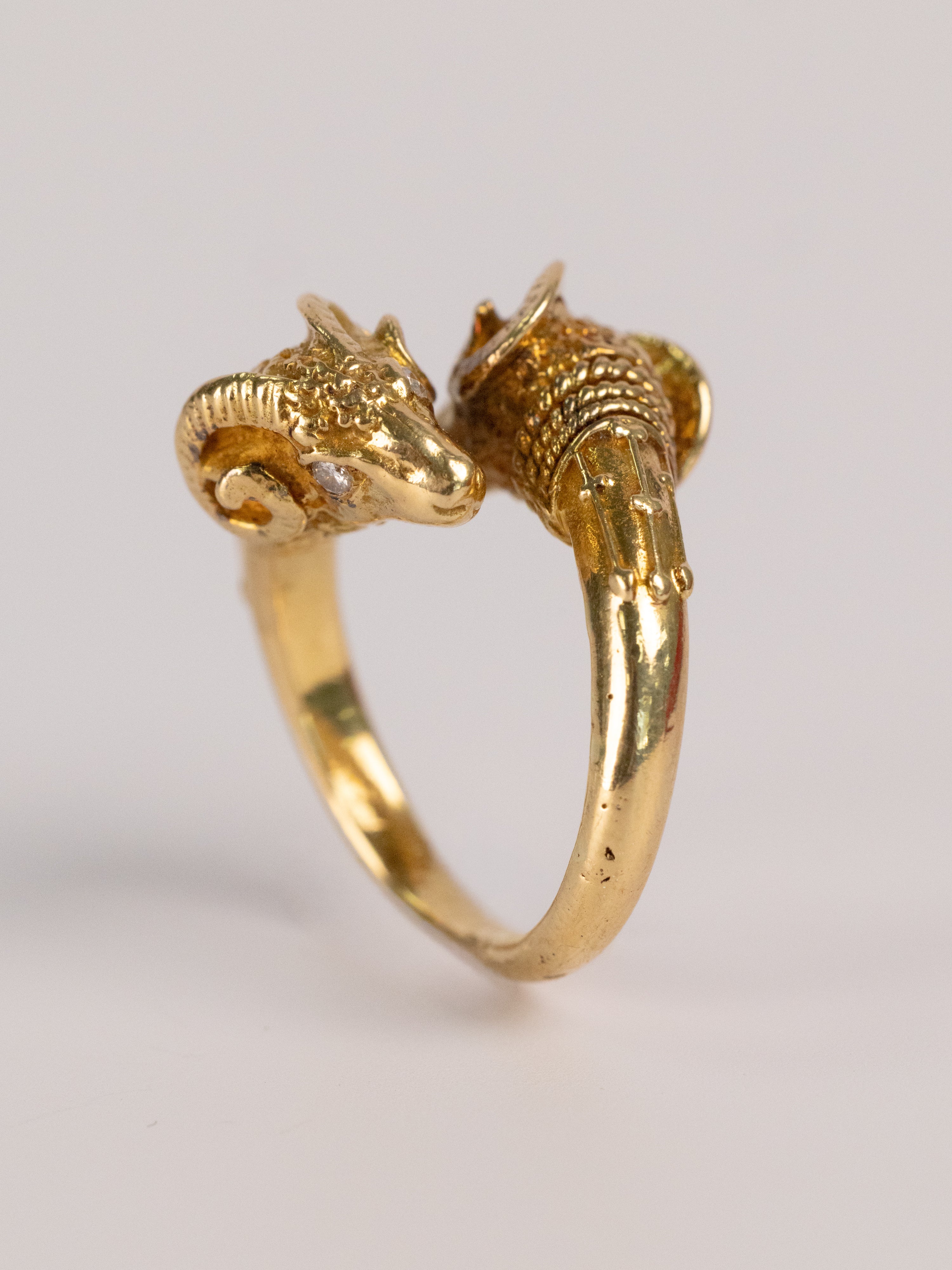 Bague Vintage En Or Jaune Aux Têtes De Béliers