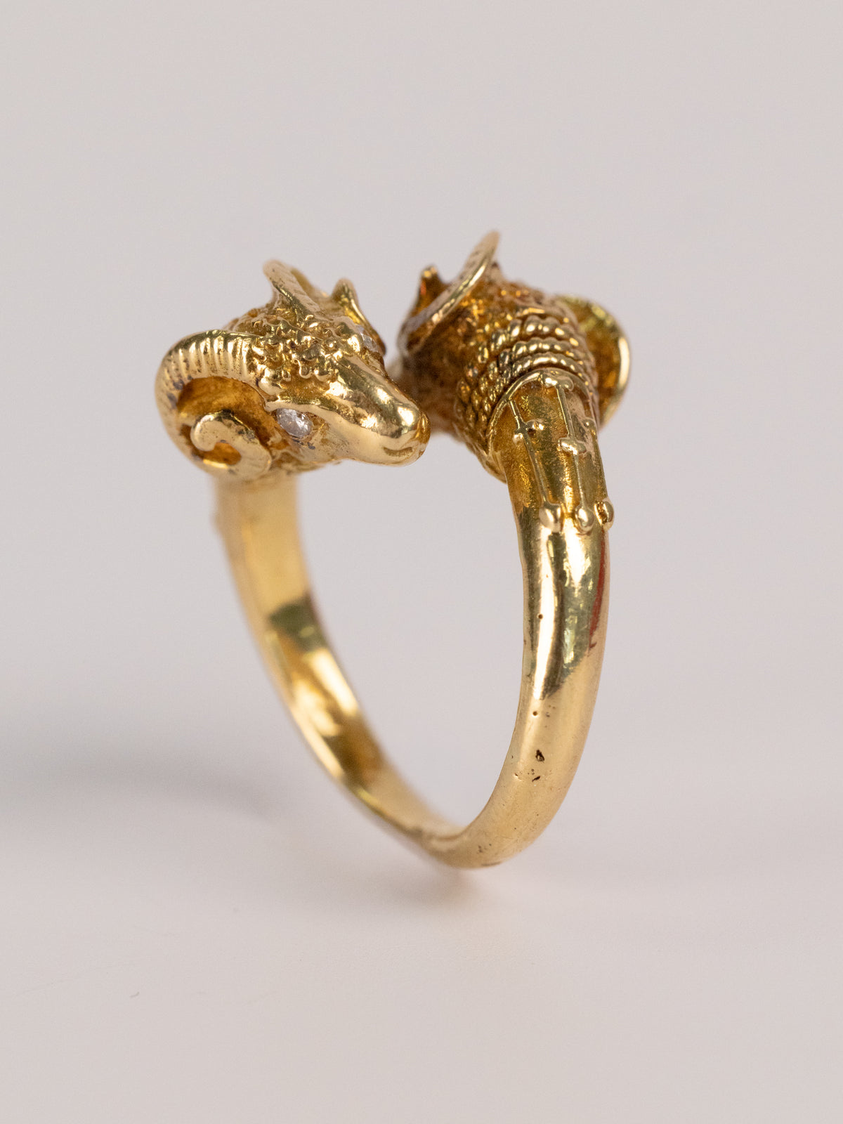 Bague Vintage En Or Jaune Aux Têtes De Béliers