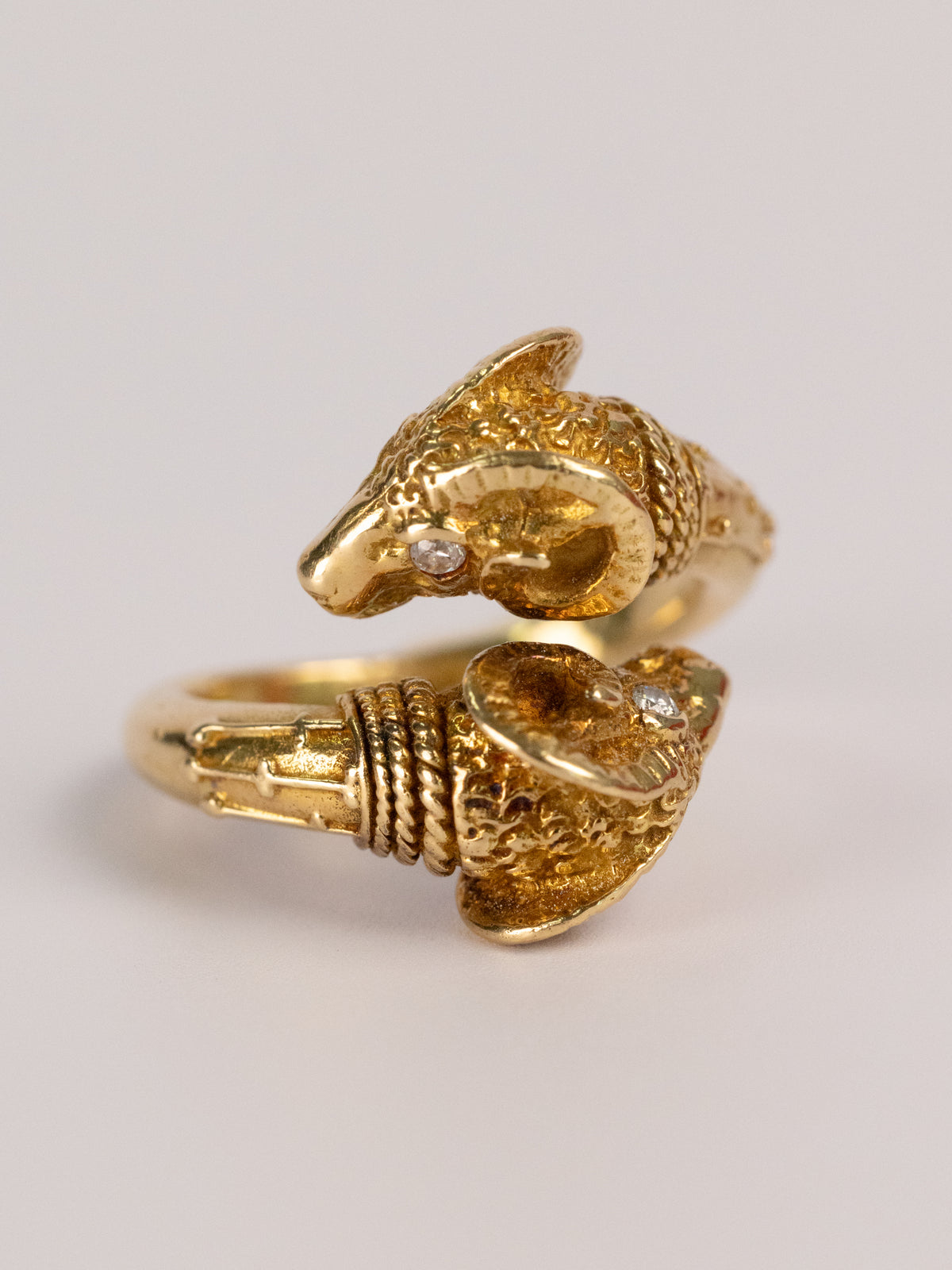 Bague Vintage En Or Jaune Aux Têtes De Béliers