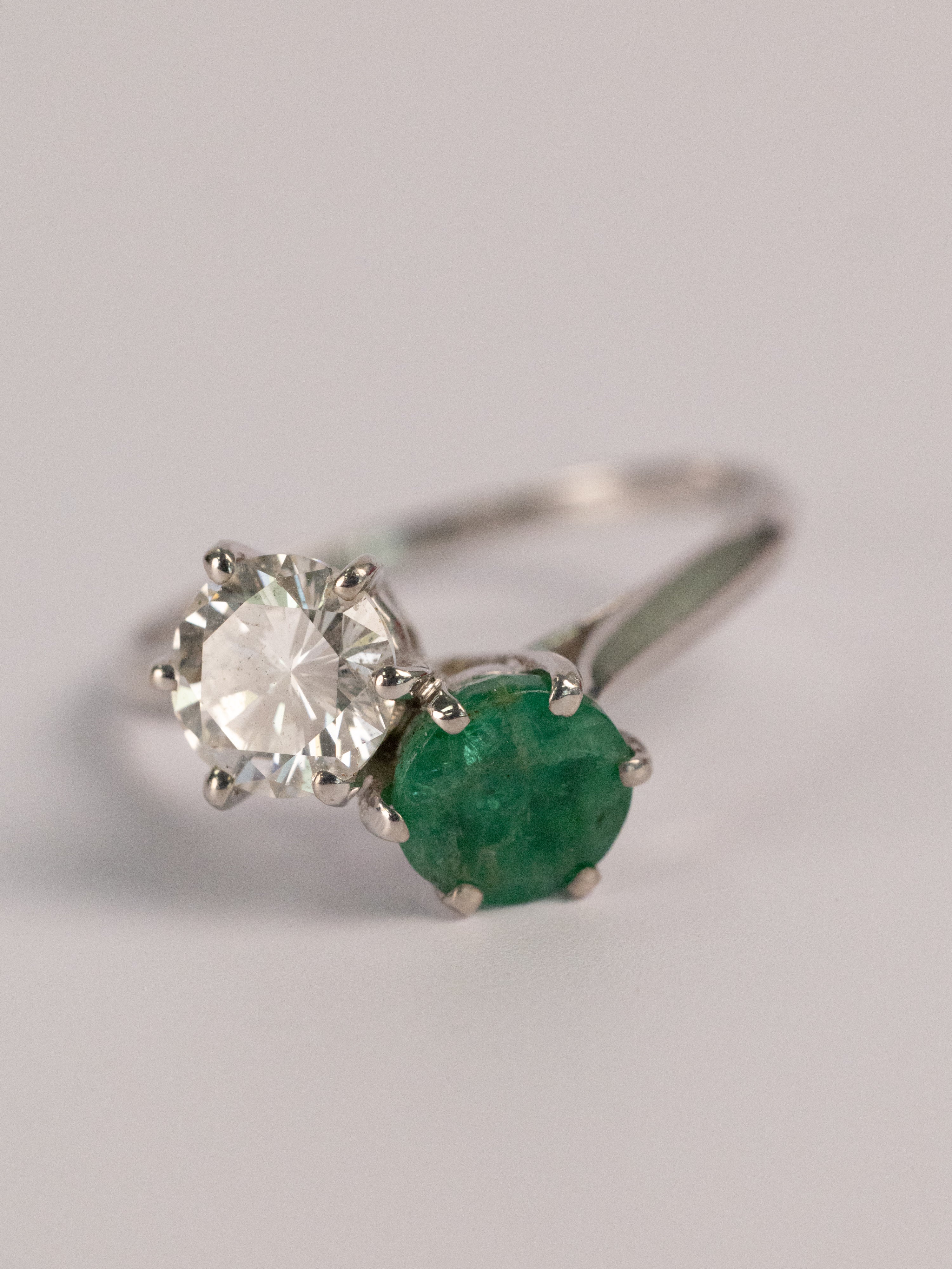 Bague Moderne En Or Blanc, Émeraude Et Diamant