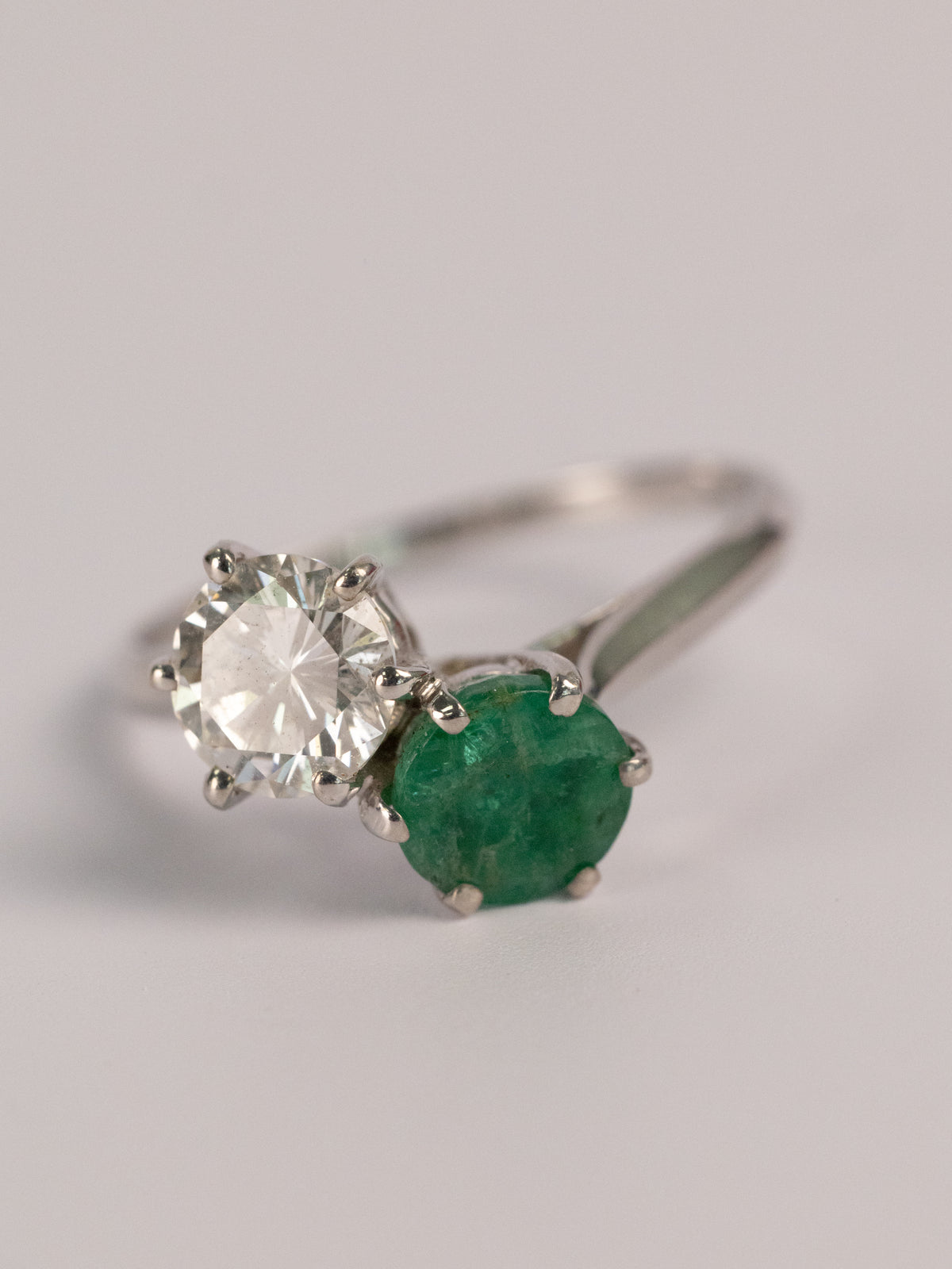 Bague Moderne En Or Blanc, Émeraude Et Diamant