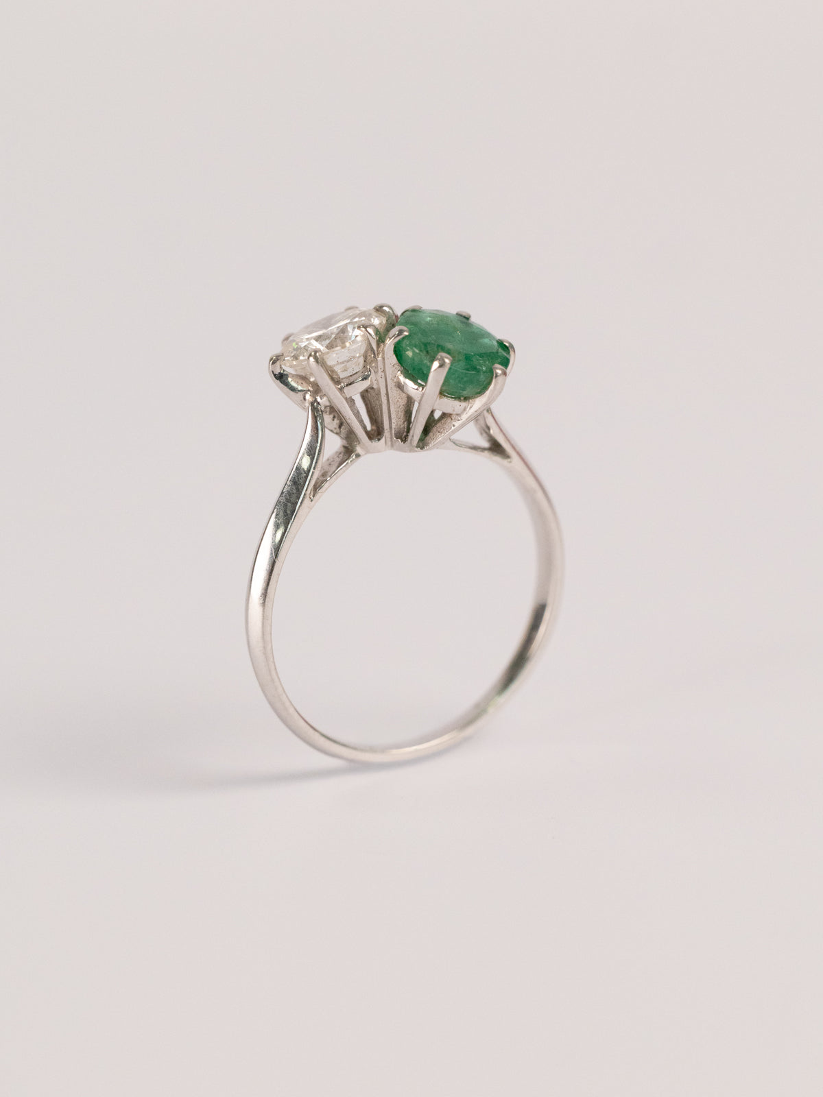 Bague Moderne En Or Blanc, Émeraude Et Diamant