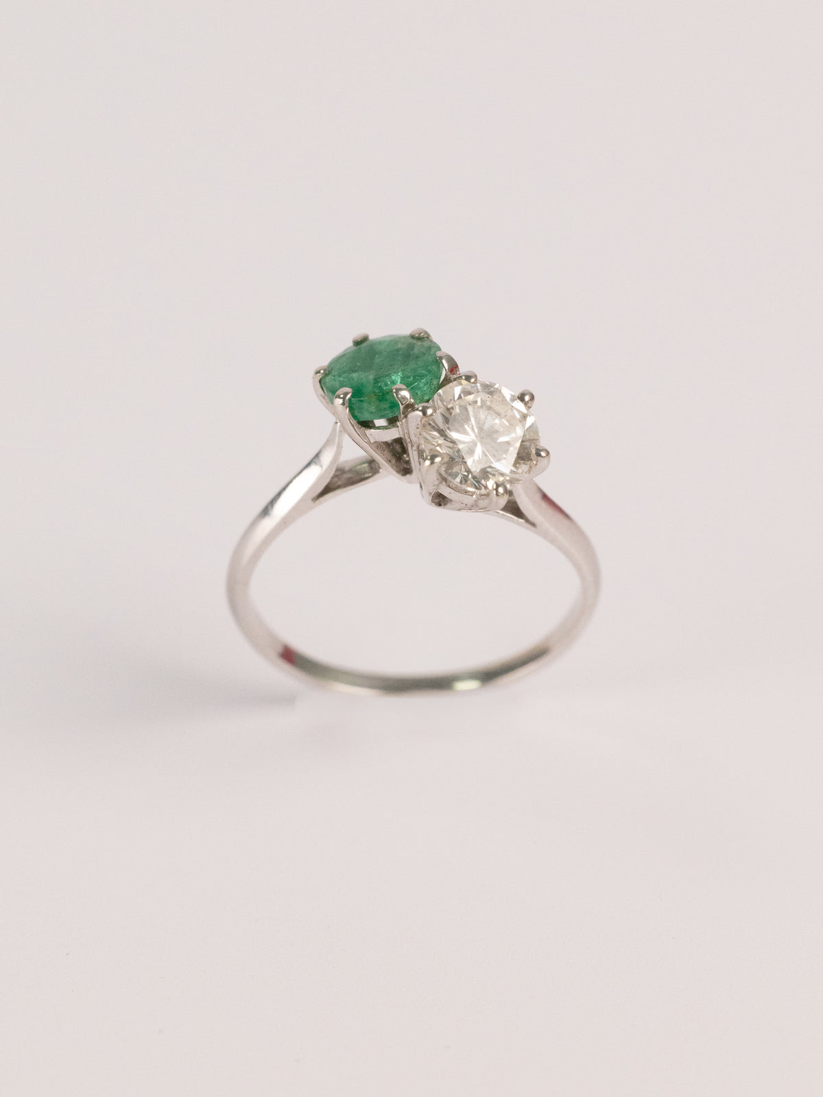 Bague Moderne En Or Blanc, Émeraude Et Diamant