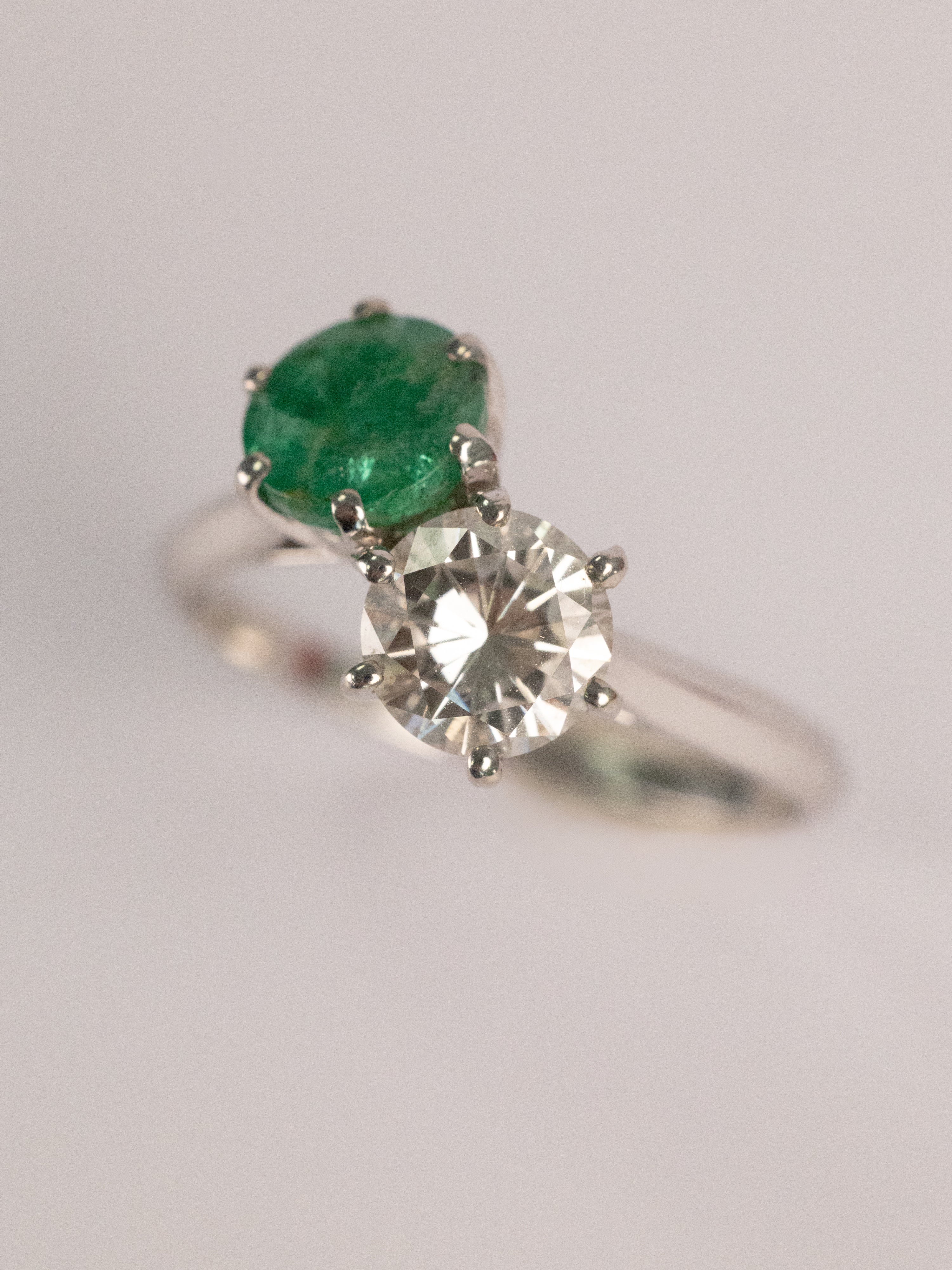 Bague Moderne En Or Blanc, Émeraude Et Diamant