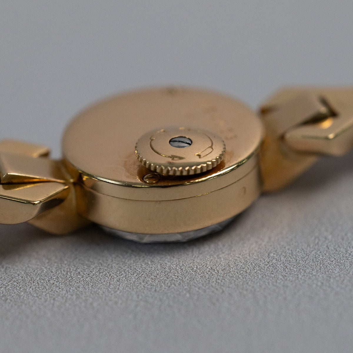 Montre Jaeger-LeCoultre vintage en or jaune présentée dans son écrin Mikaelian avec certificat d’authenticité