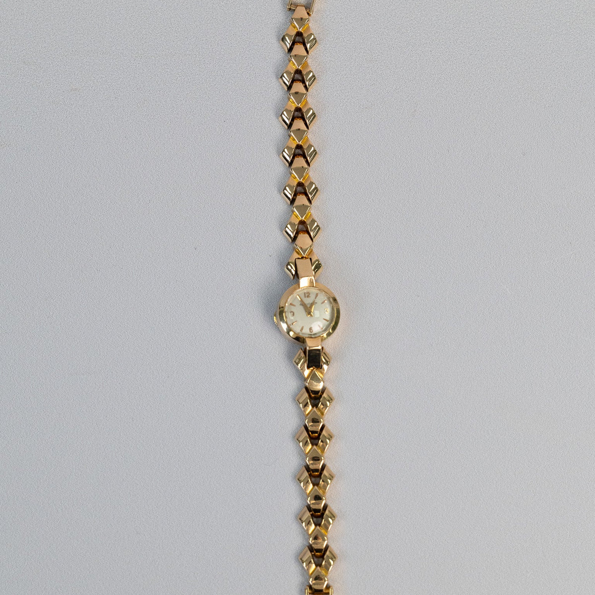 Montre de dame Jaeger-LeCoultre des années 40-50 en or jaune 18 carats vue de profil