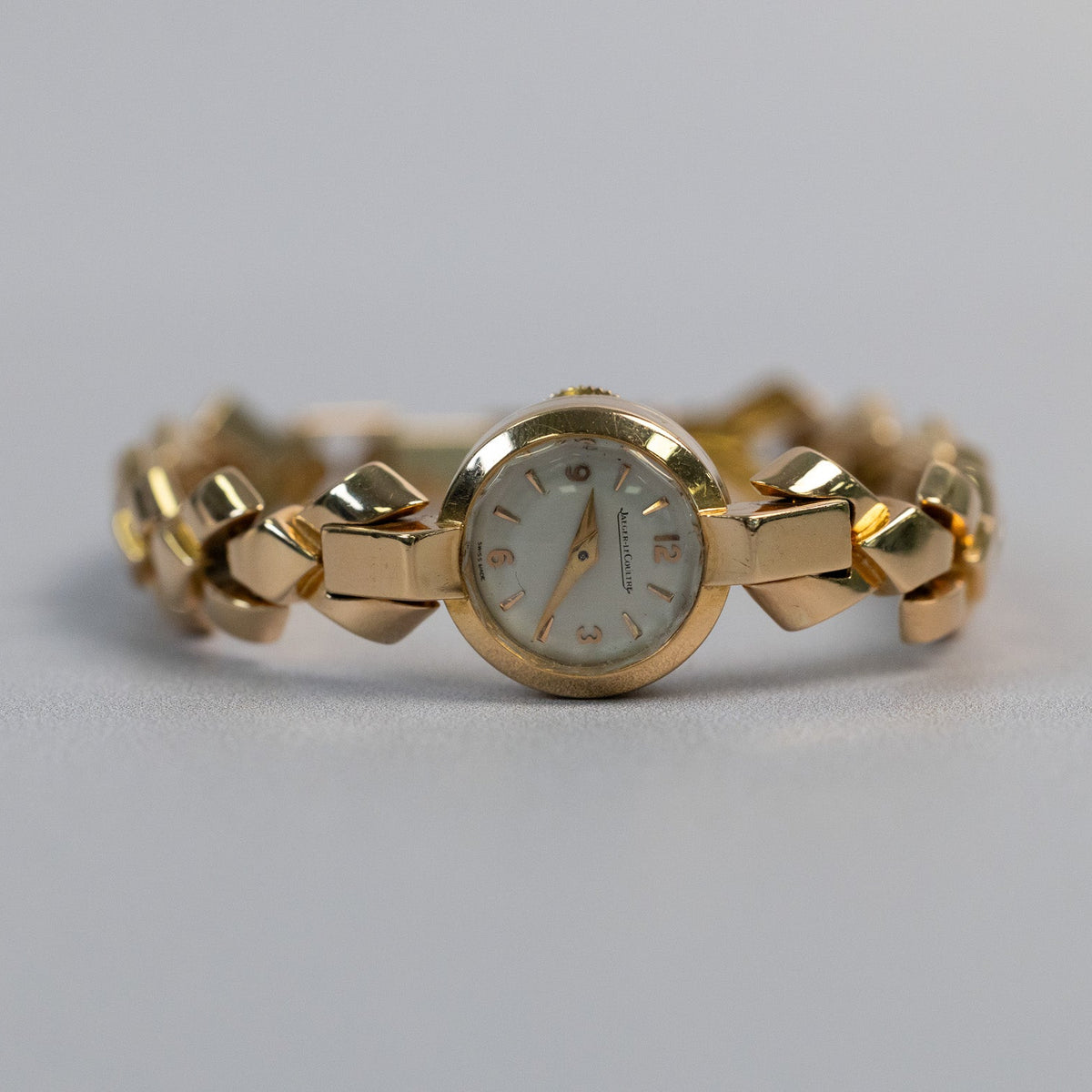 Boîtier rond en or jaune 18 carats et couronne à 9 heures d’une montre Jaeger-LeCoultre