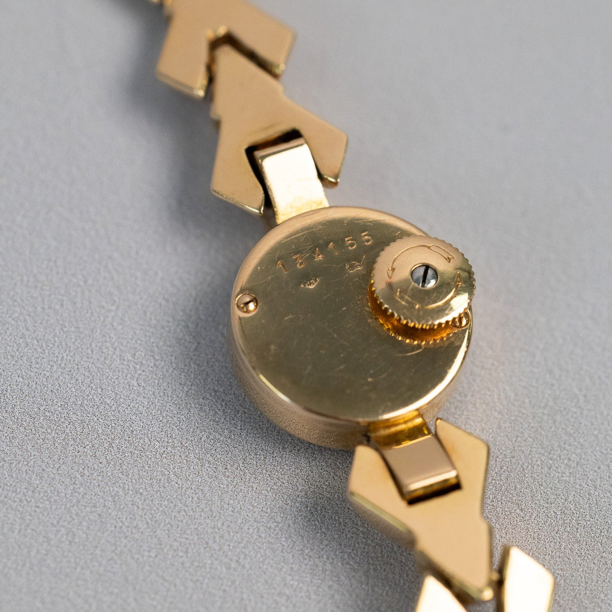 Boîtier rond en or jaune 18 carats et couronne à 9 heures d’une montre Jaeger-LeCoultre vintage
