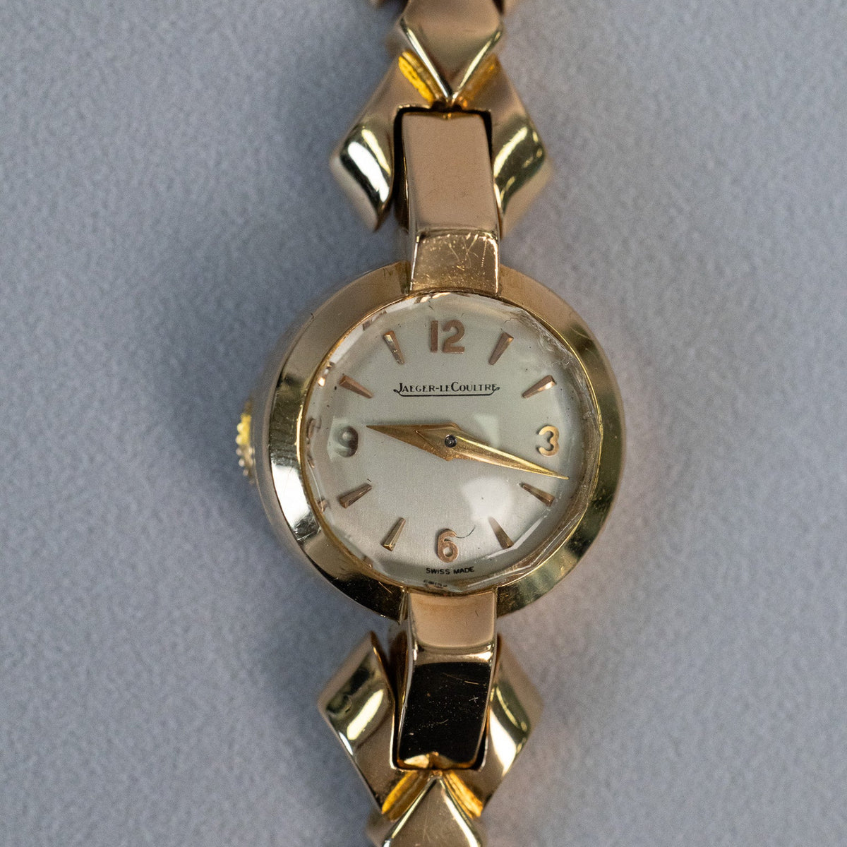 Fond de boîte et poinçons de l’or 18 carats d’une montre de dame Jaeger-LeCoultre vintage