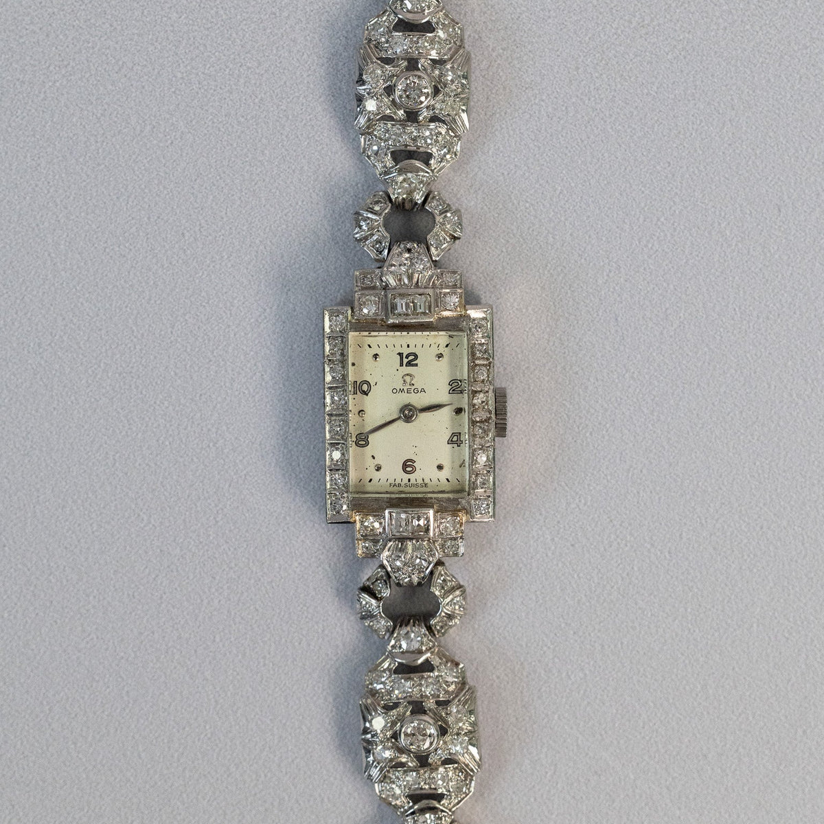 Montre de dame Omega Art Déco en or blanc 18 carats sertie de diamants