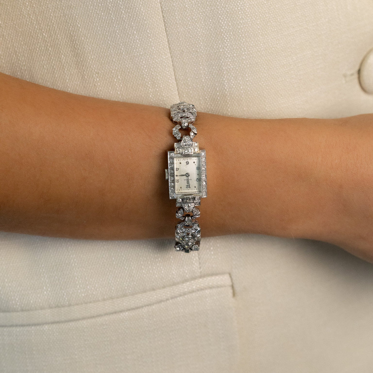 Montre Omega Art Déco en or blanc et diamants présentée dans son écrin Mikaelian avec certificat d’authenticité