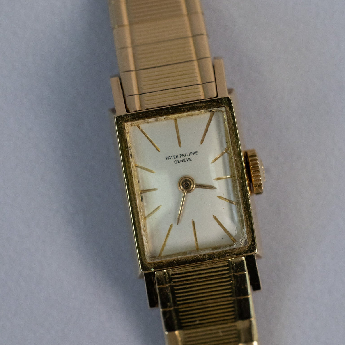 Boîtier rectangulaire à attaches en gradins et couronne d’une montre Patek Philippe en or jaune 18 carats