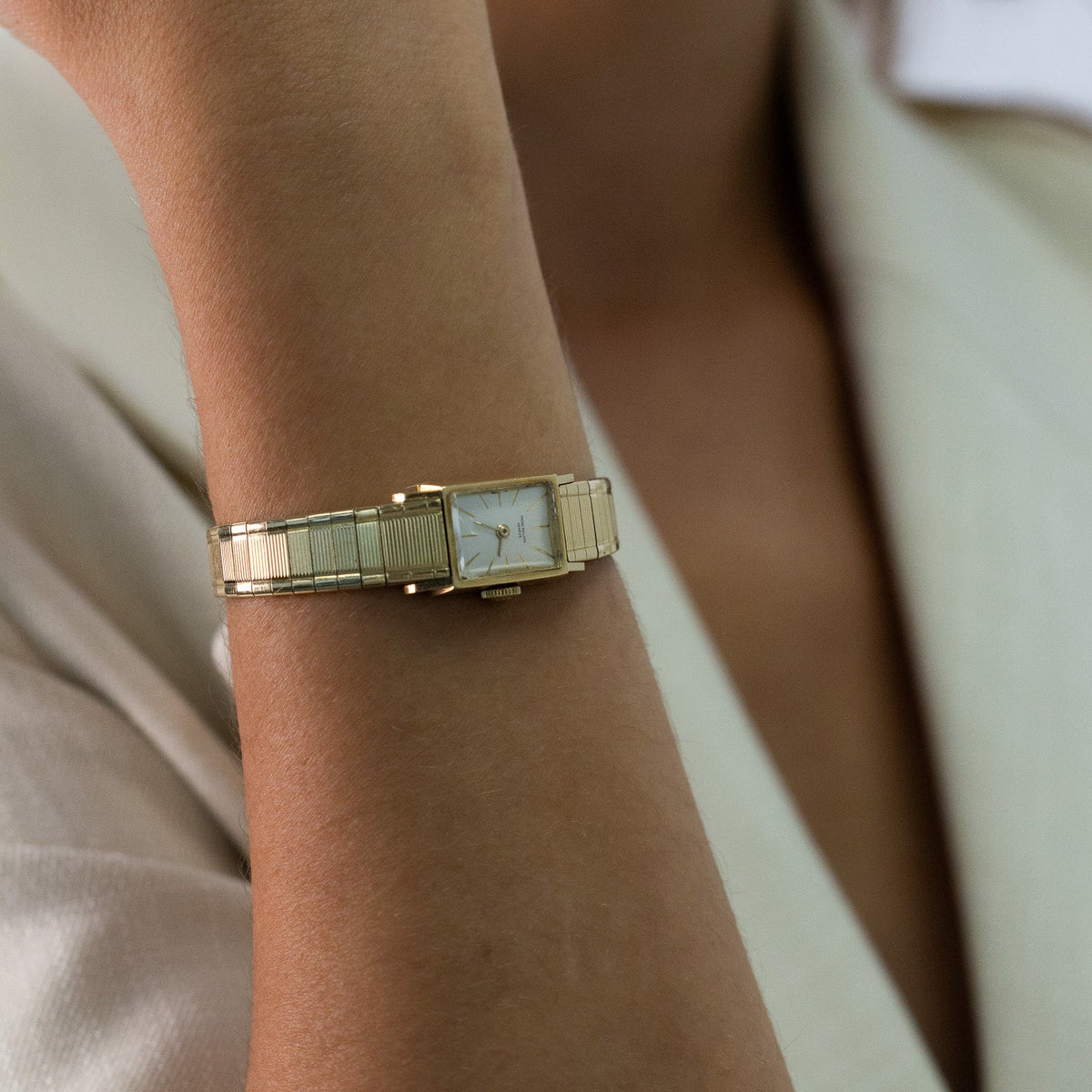 Bracelet intégré en or jaune finement strié d’une montre de dame Patek Philippe vintage