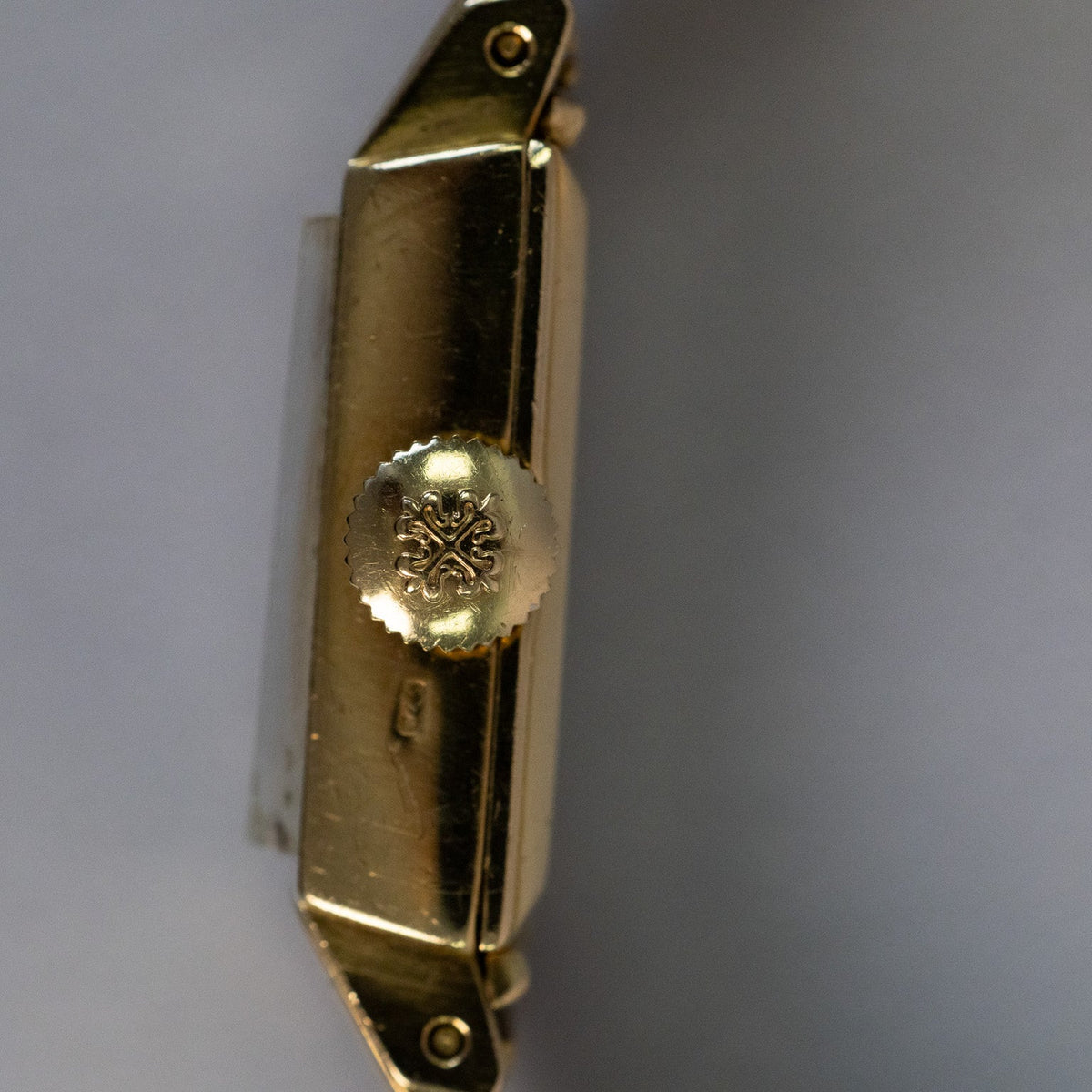 Montre de dame Patek Philippe vintage en or jaune présentée avec son certificat d’origine