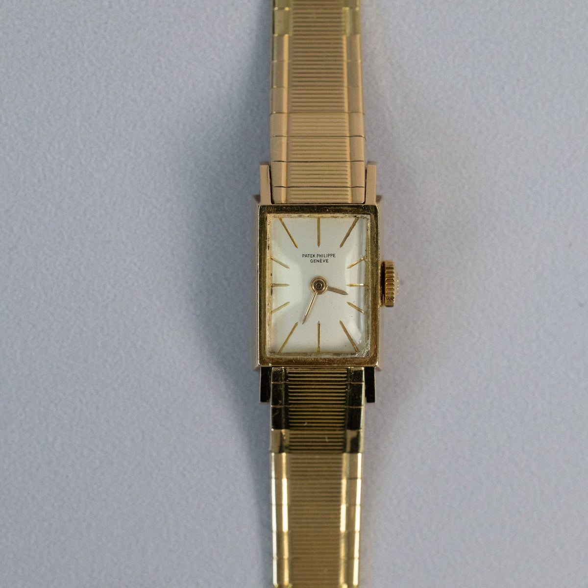 Montre de dame Patek Philippe vintage en or jaune 18 carats, vue de face 