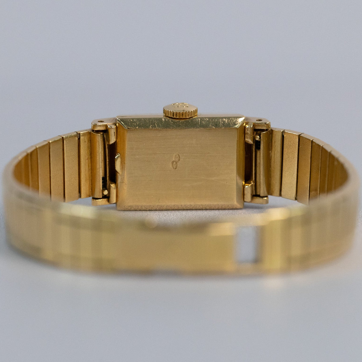 Montre de dame Patek Philippe vintage en or jaune présentée
