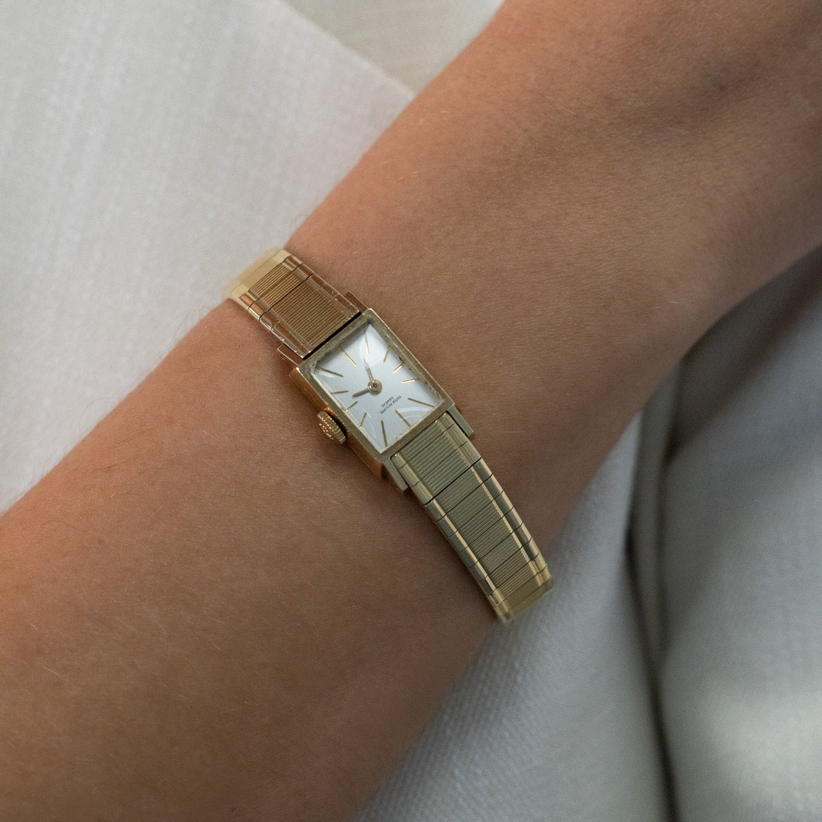 Cadran argenté signé Patek Philippe Genève à index bâtons en or d’une montre de dame vintage