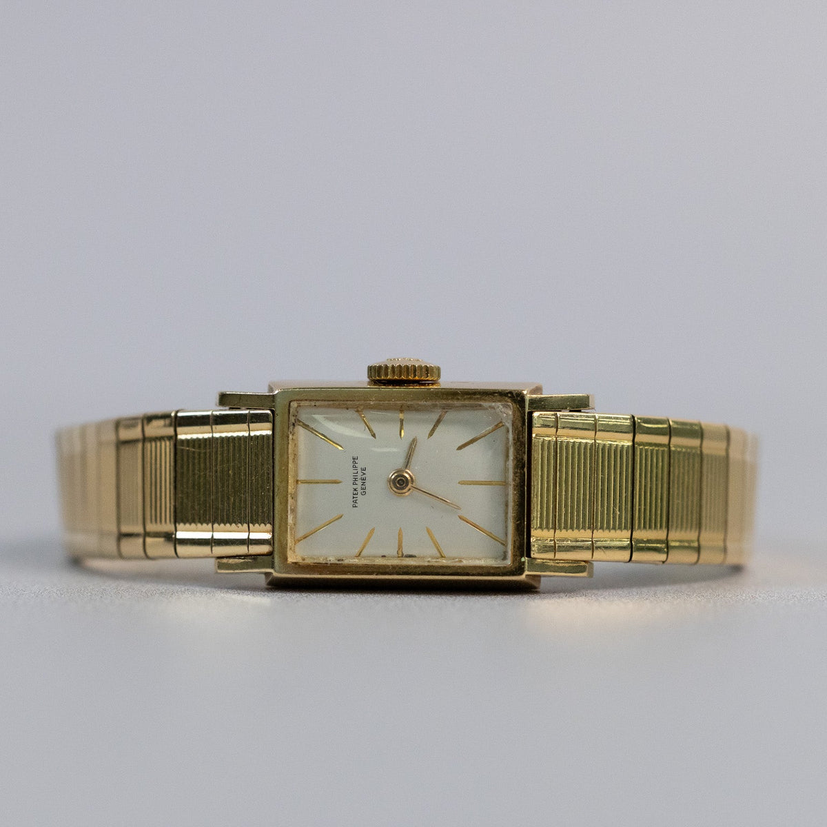 Fond de boîte et poinçons de l’or 18 carats d’une montre de dame Patek Philippe vintage