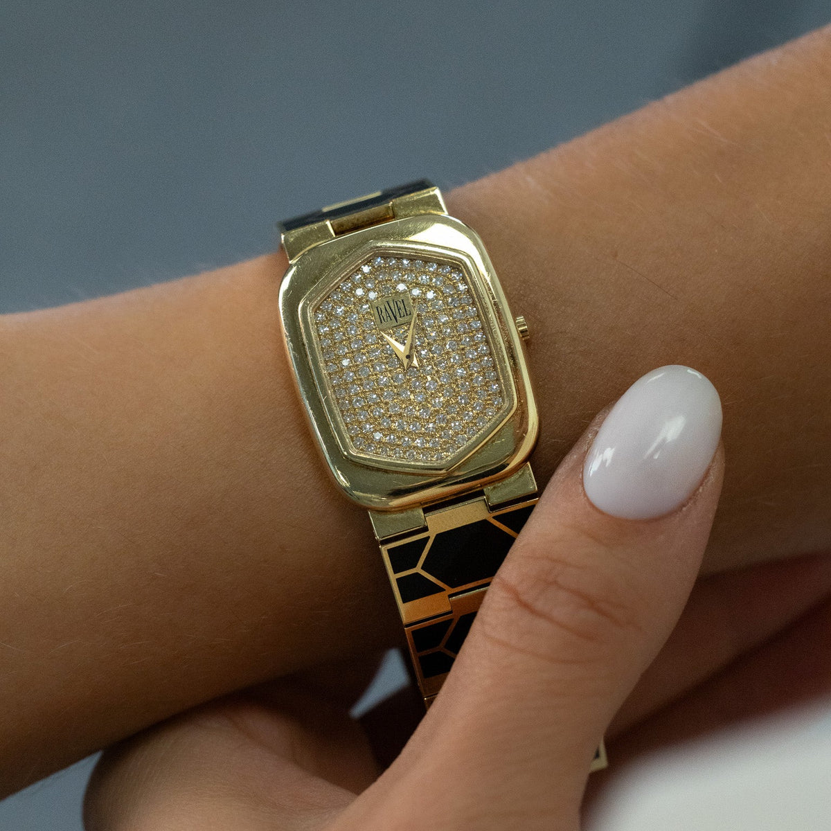 Montre Ravel en or jaune, diamants et émail noir présentée dans son écrin Mikaelian avec certificat d’authenticité