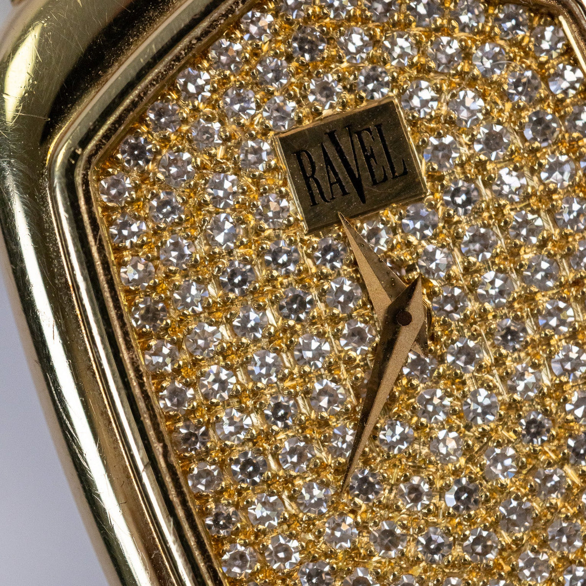 Détail des motifs hexagonaux en émail noir sur les maillons en or d’une montre Ravel