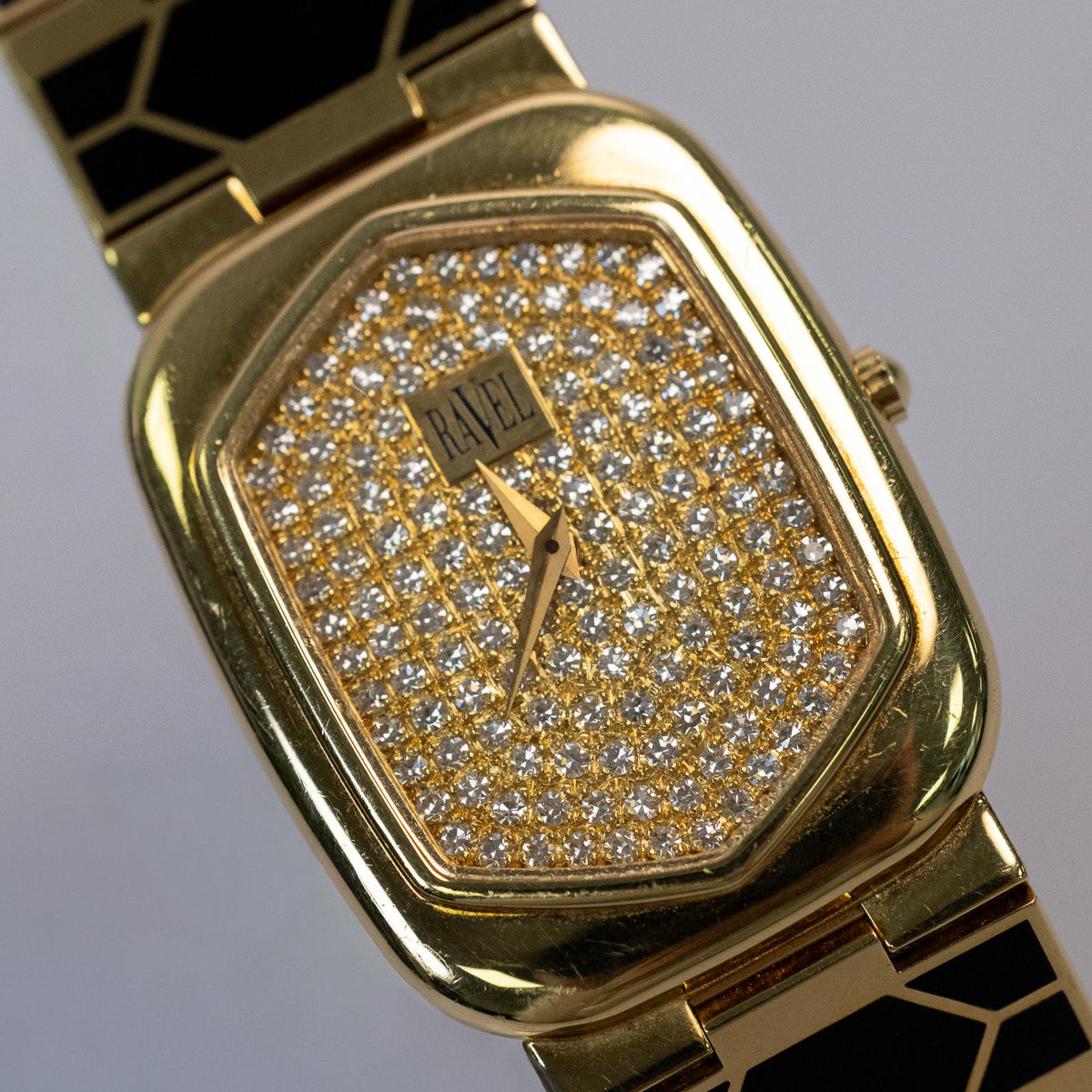 Boîtier coussin de 25 mm en or jaune 18 carats d’une montre Ravel à cadran pavé de diamants