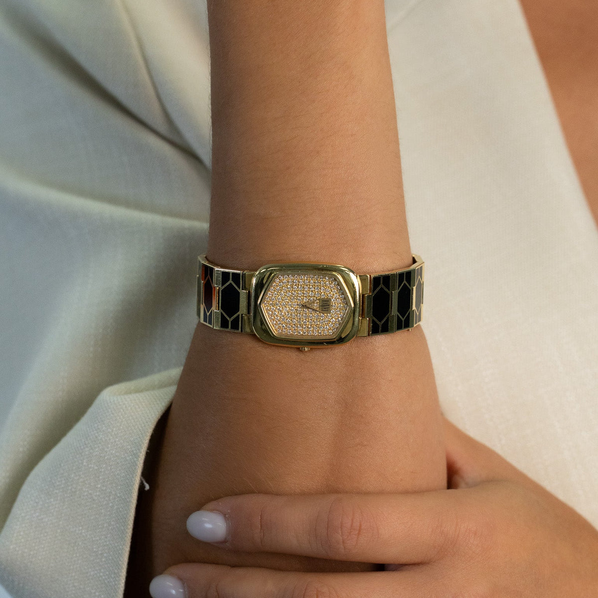 Montre de dame Ravel en or jaune à cadran pavé de diamants portée au poignet