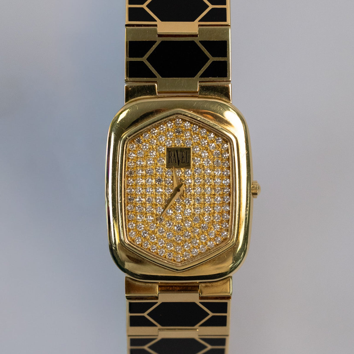 Montre de dame Ravel en or jaune 18 carats à cadran pavé de diamants et bracelet émail noir