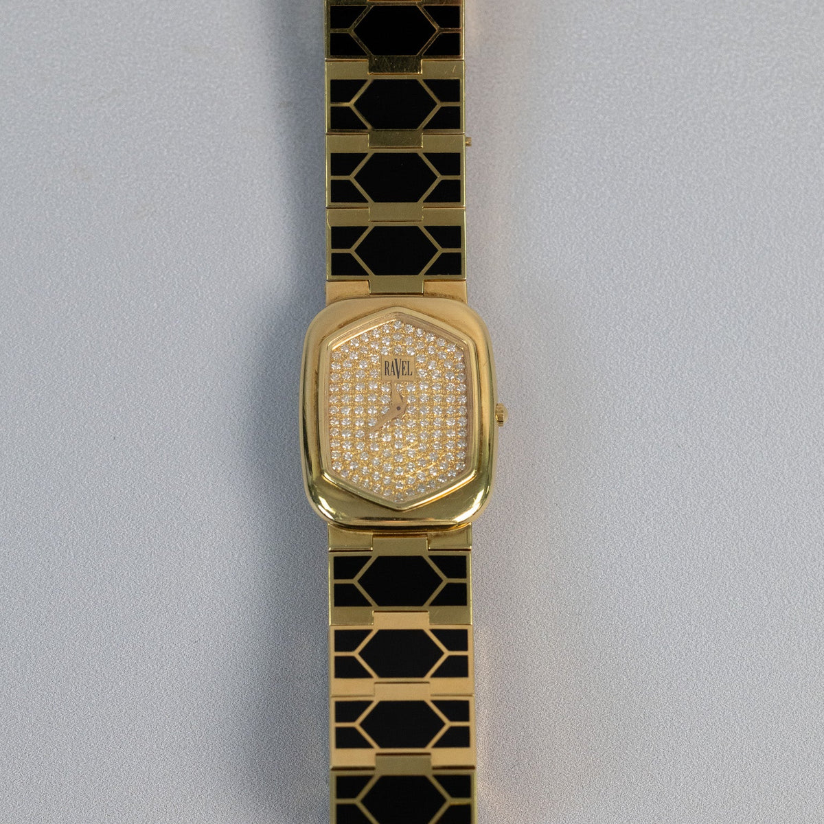 Montre Ravel en or jaune vue de profil, montrant le boîtier et la couronne