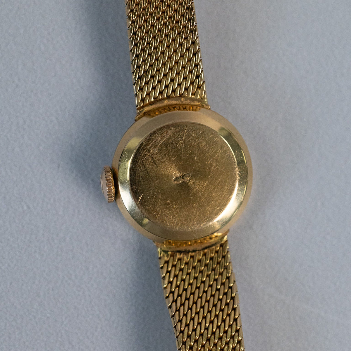Montre Tissot vintage en or jaune et diamants présentée dans son écrin Mikaelian avec certificat d’authenticité