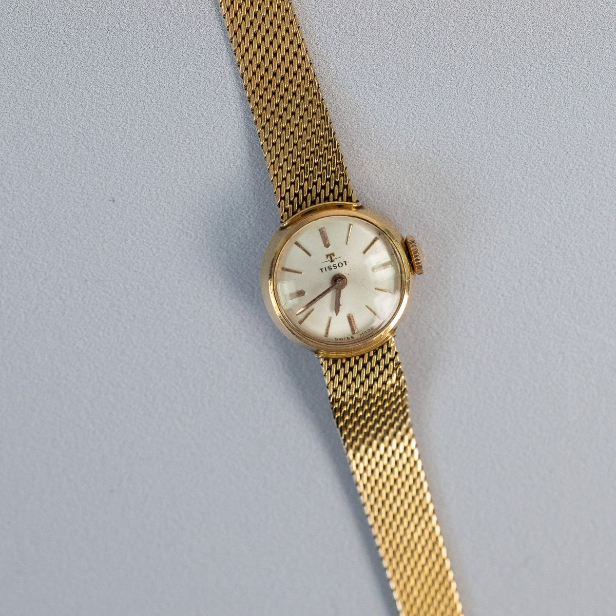 Montre de dame Tissot vintage en or jaune 18 carats sertie de diamants