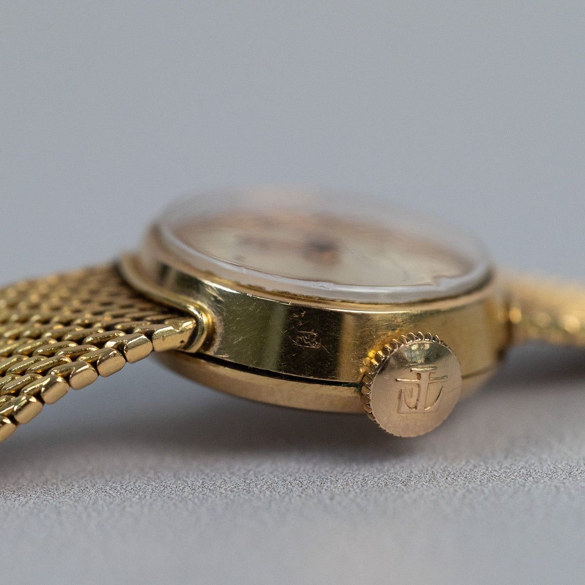 Montre de dame Tissot vintage en or jaune avec son bracelet déployé à plat