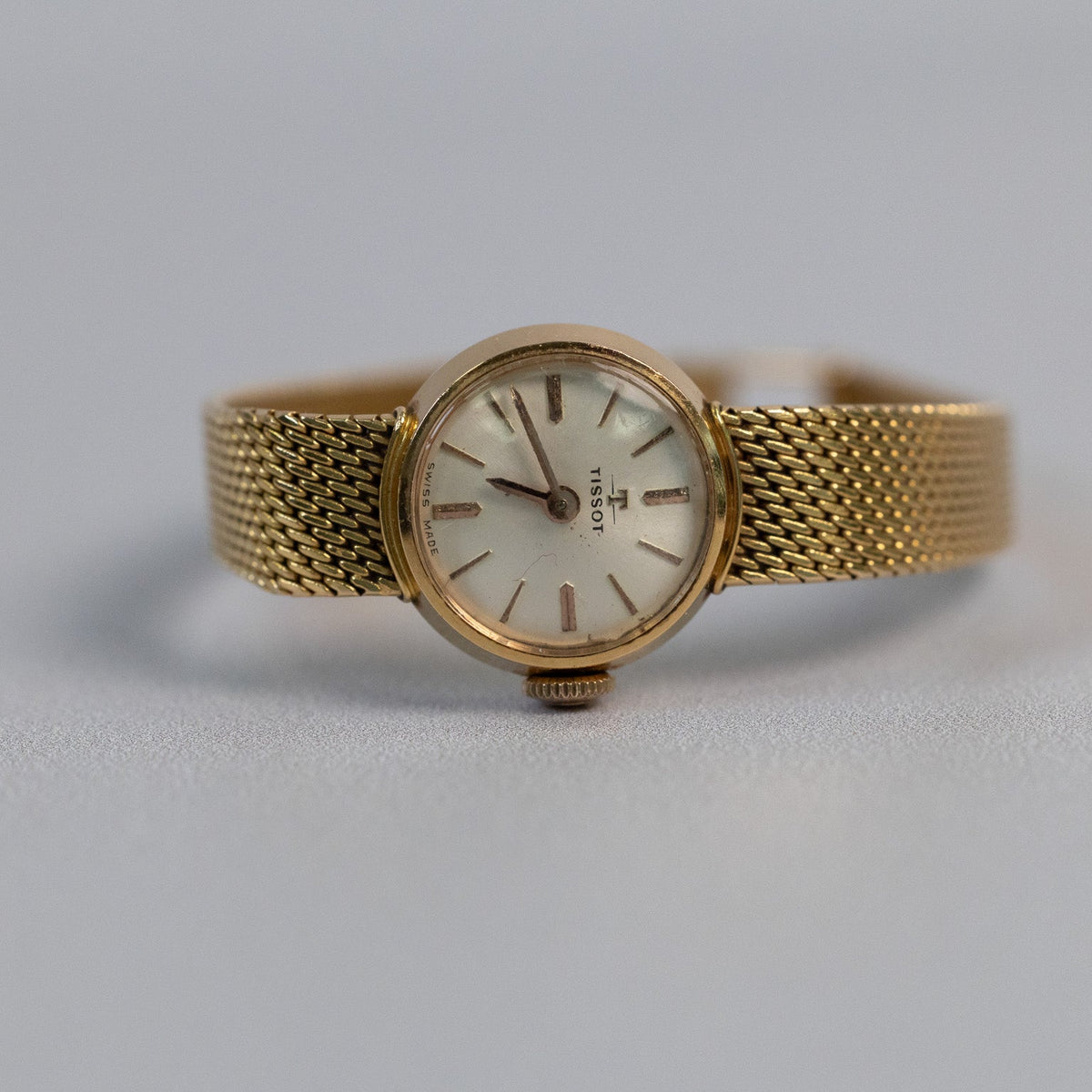 Montre de dame Tissot en or jaune vue de profil, montrant le boîtier et la couronne