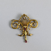 Détail de la gerbe et des fleurs ciselées en ors de couleurs du pendentif victorien
