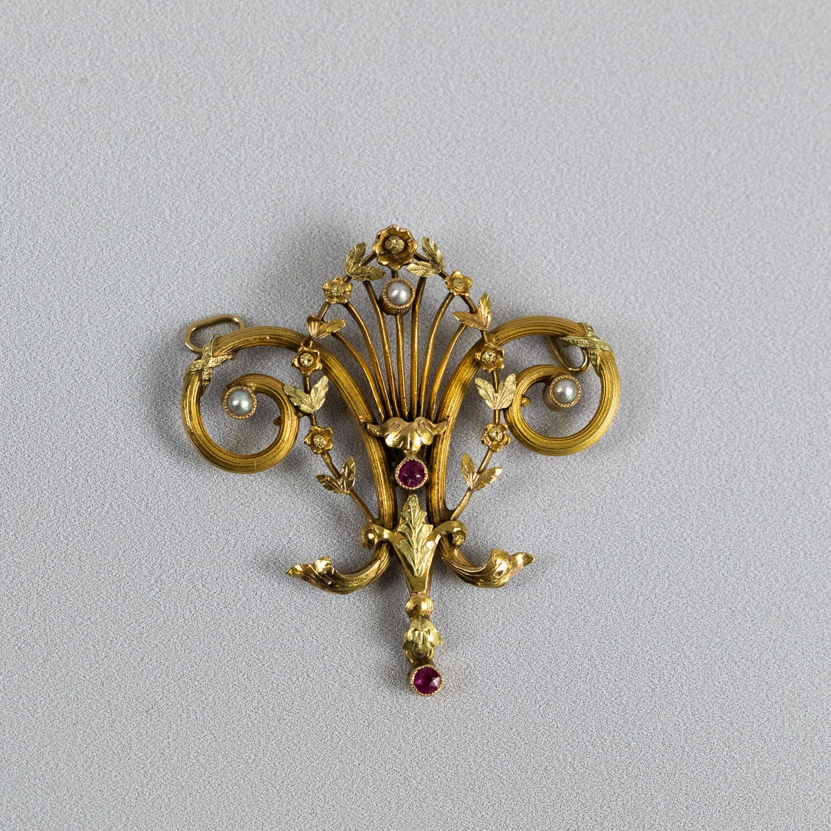 Détail de la gerbe et des fleurs ciselées en ors de couleurs du pendentif victorien
