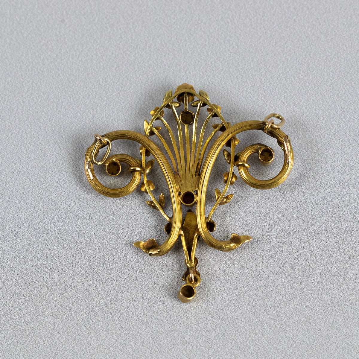 Rubis en serti grains sur pendentif ancien en or jaune

